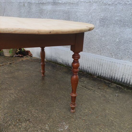 Folding round table