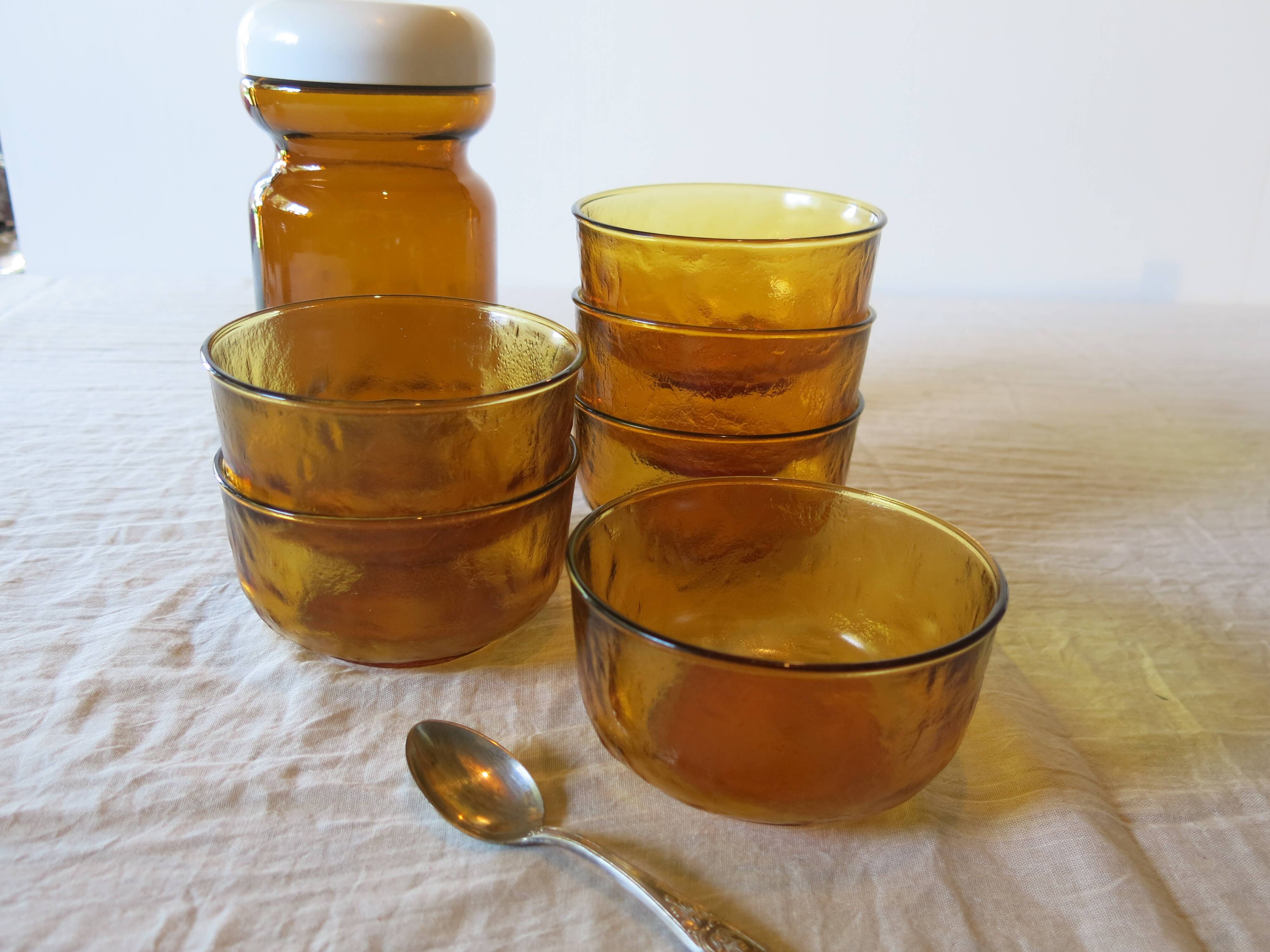 6 bols en verre opaque jaune de chez Lever en très bon état.