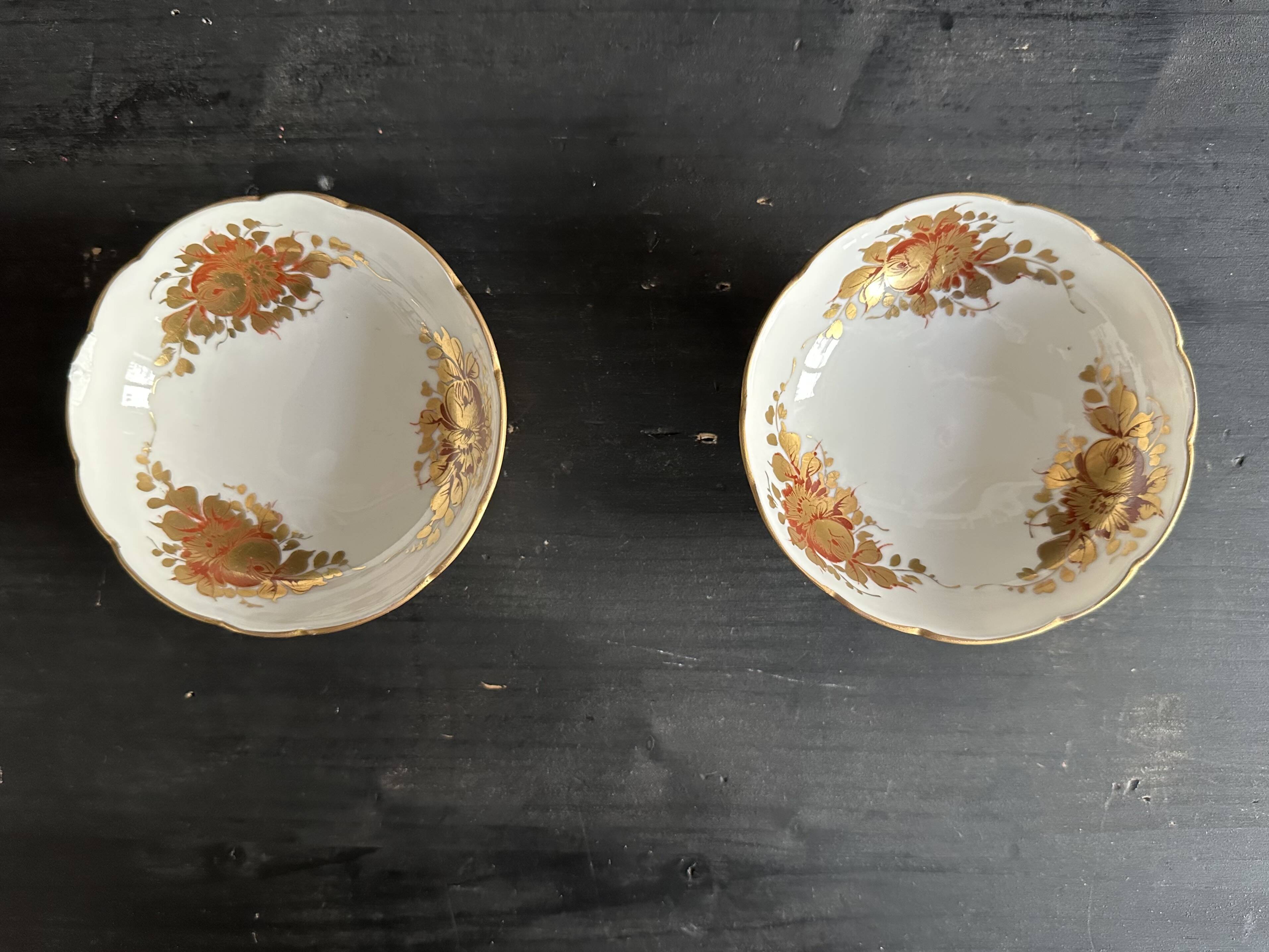 Pair of tripod bowls in gilded Limoges porcelain.