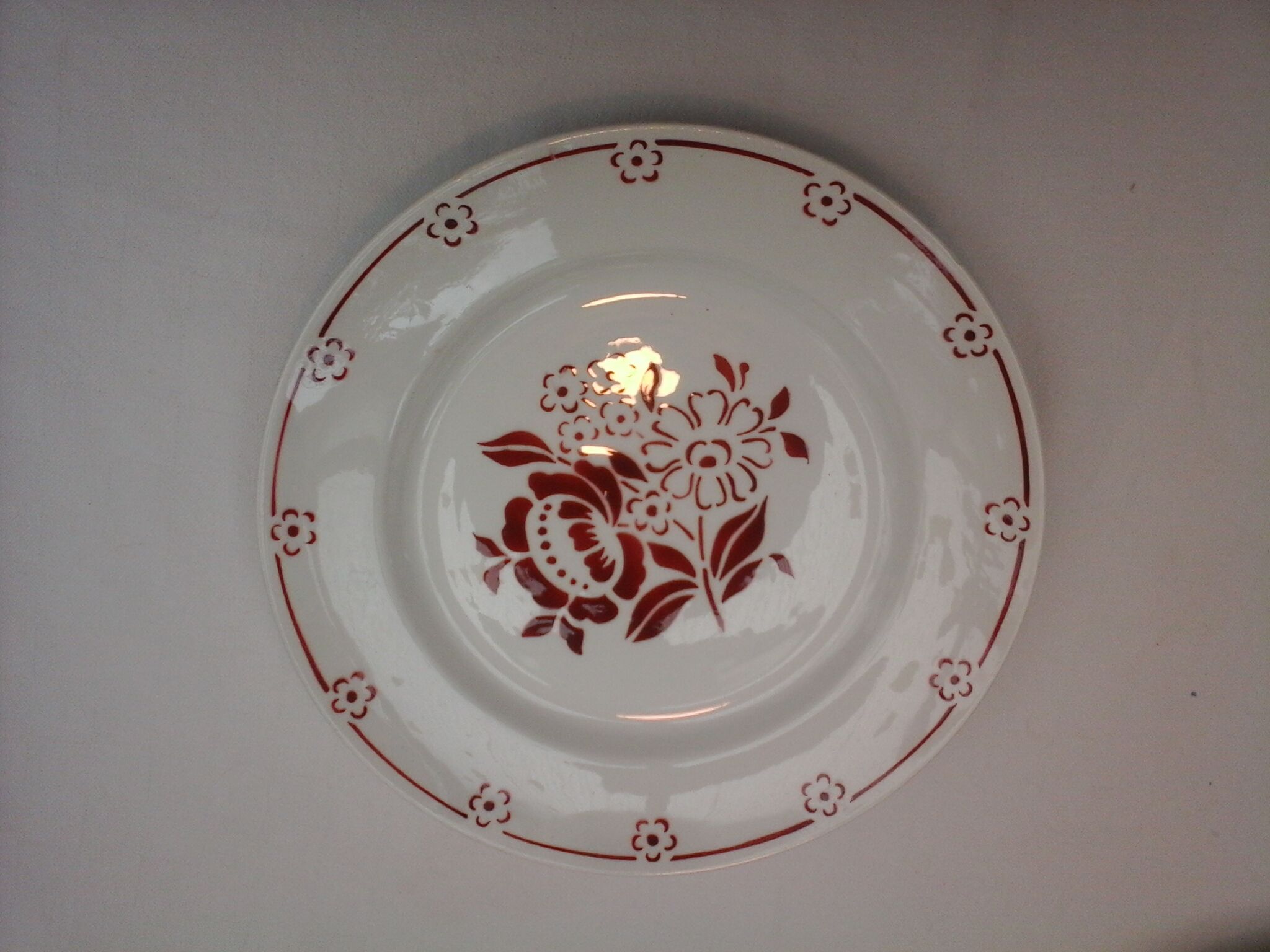 Assortiment de 18 assiettes dominante rouge