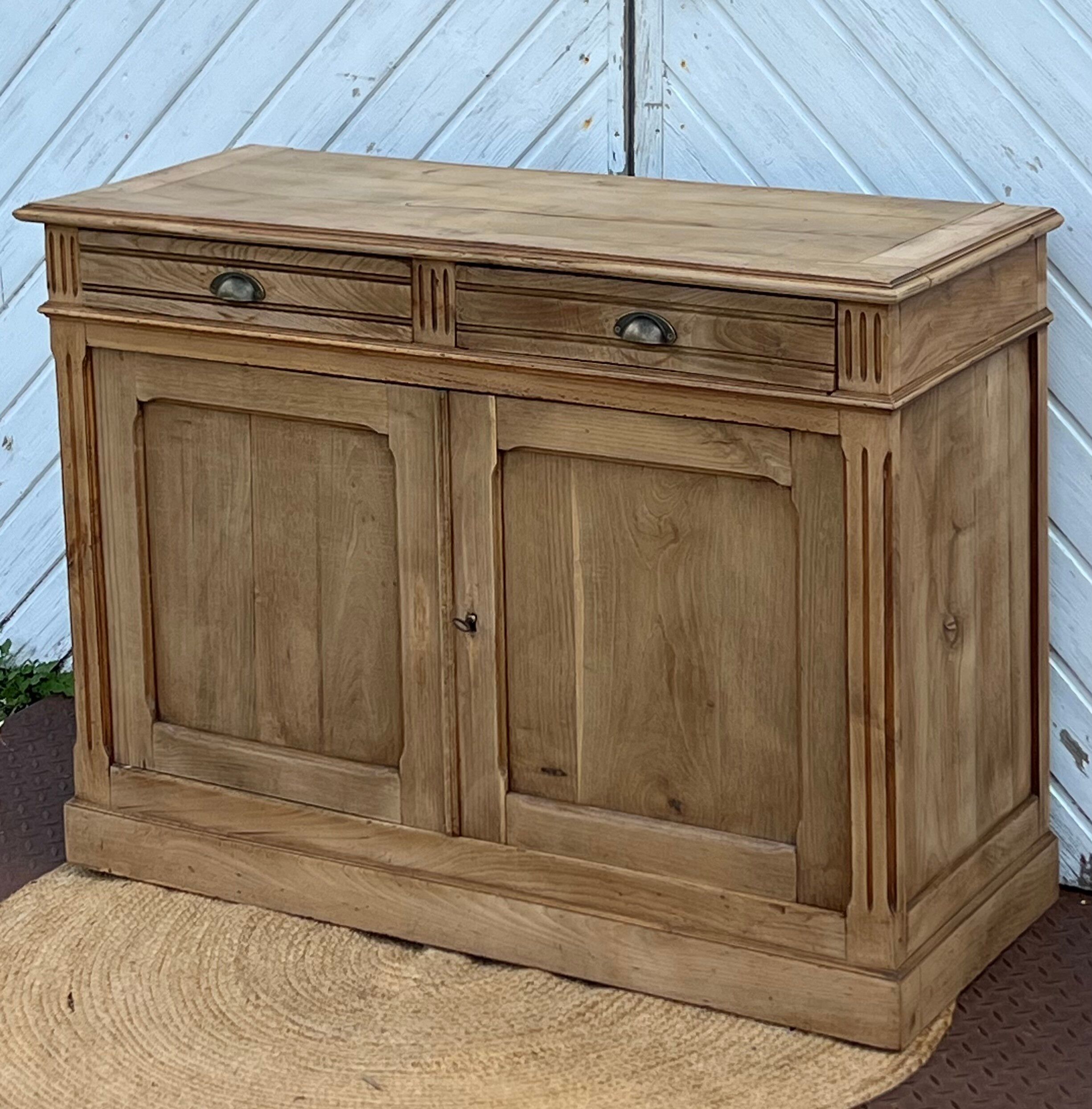 Old solid oak buffet with 2 drawers, chic country style.