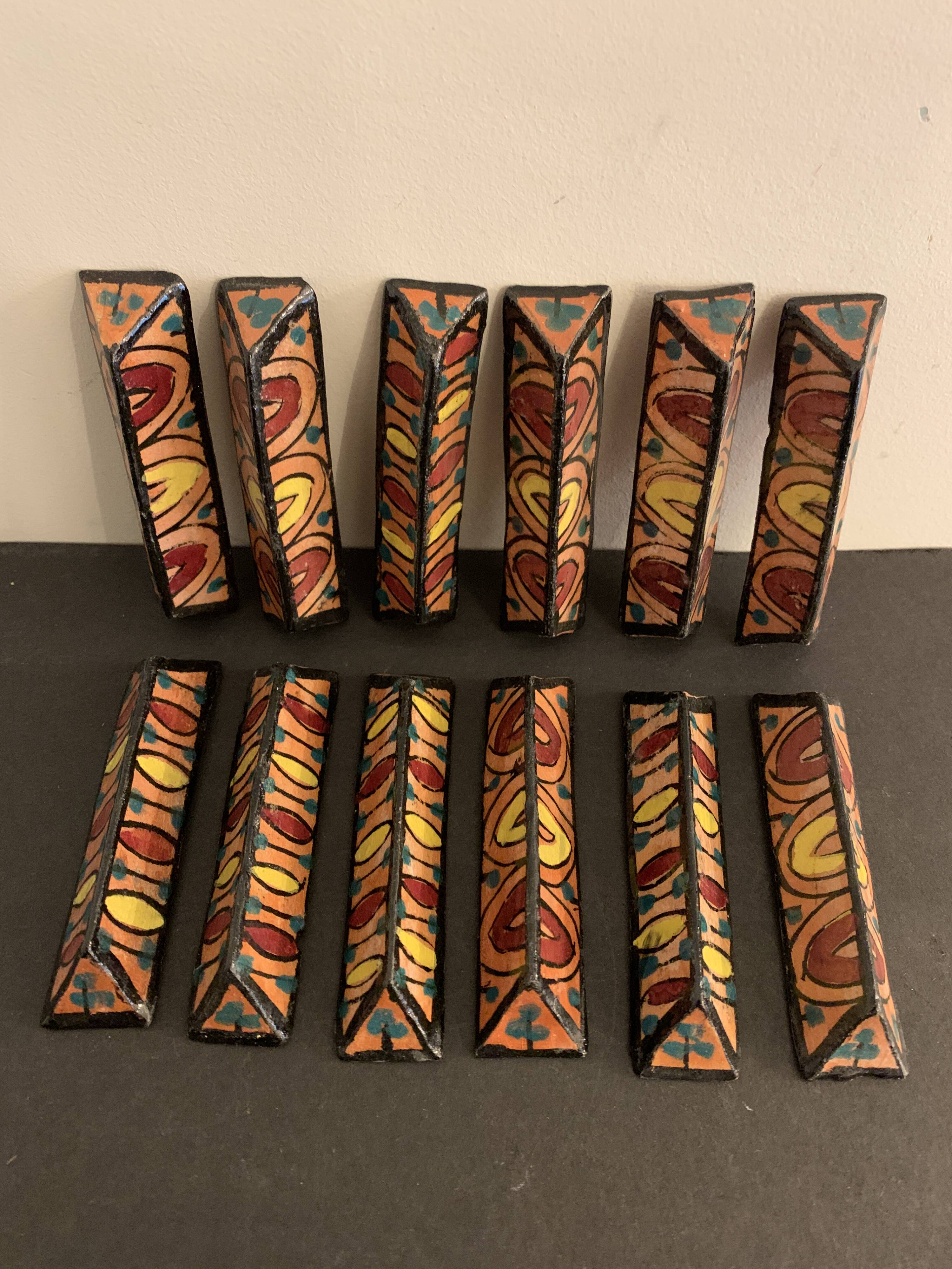 12 carries polychrome ceramic knives