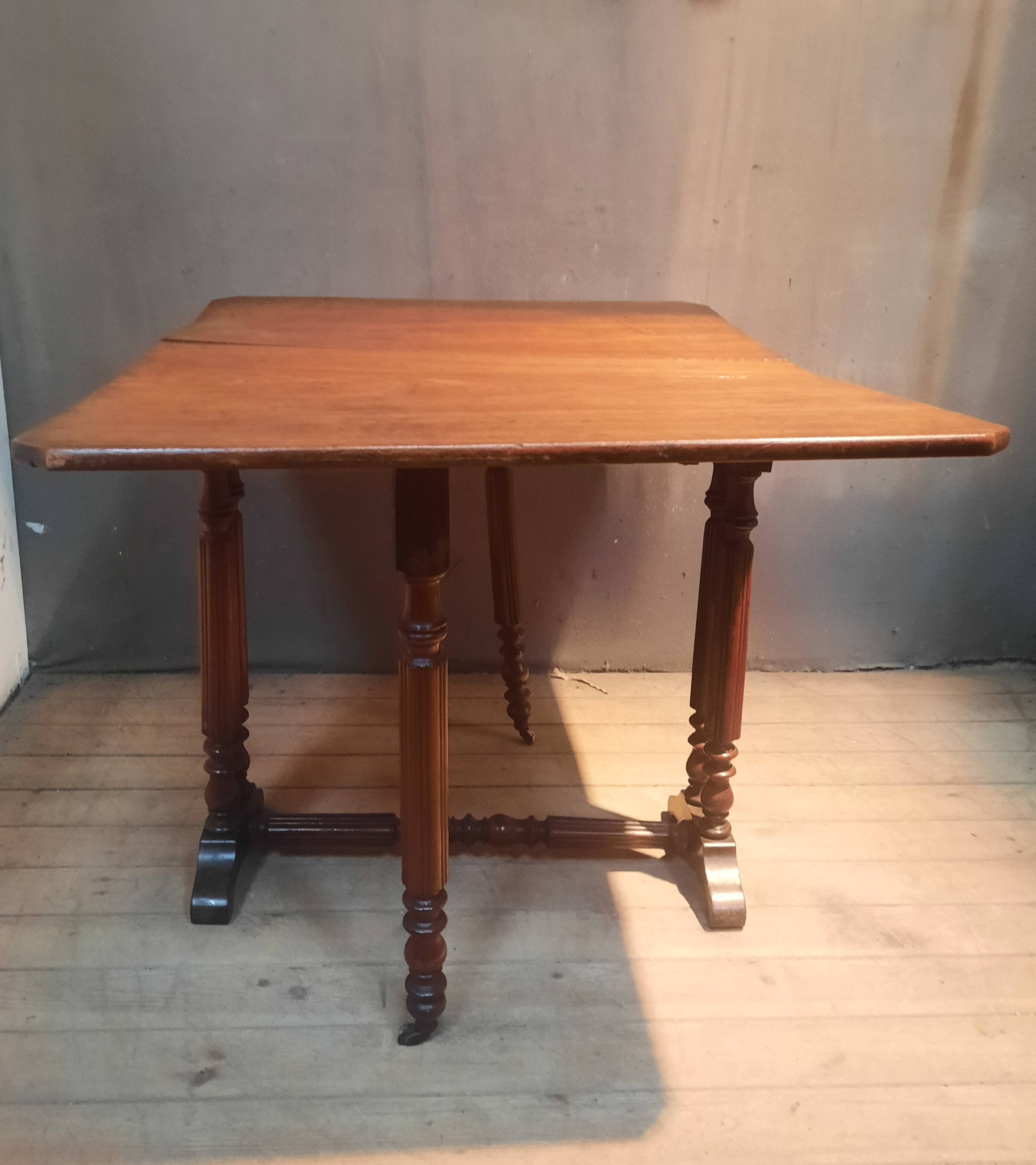 Drop-leaf table known as "Get Leg"