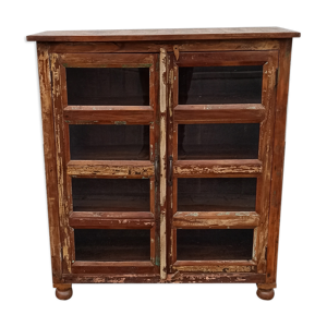 vitrine en bois coloré