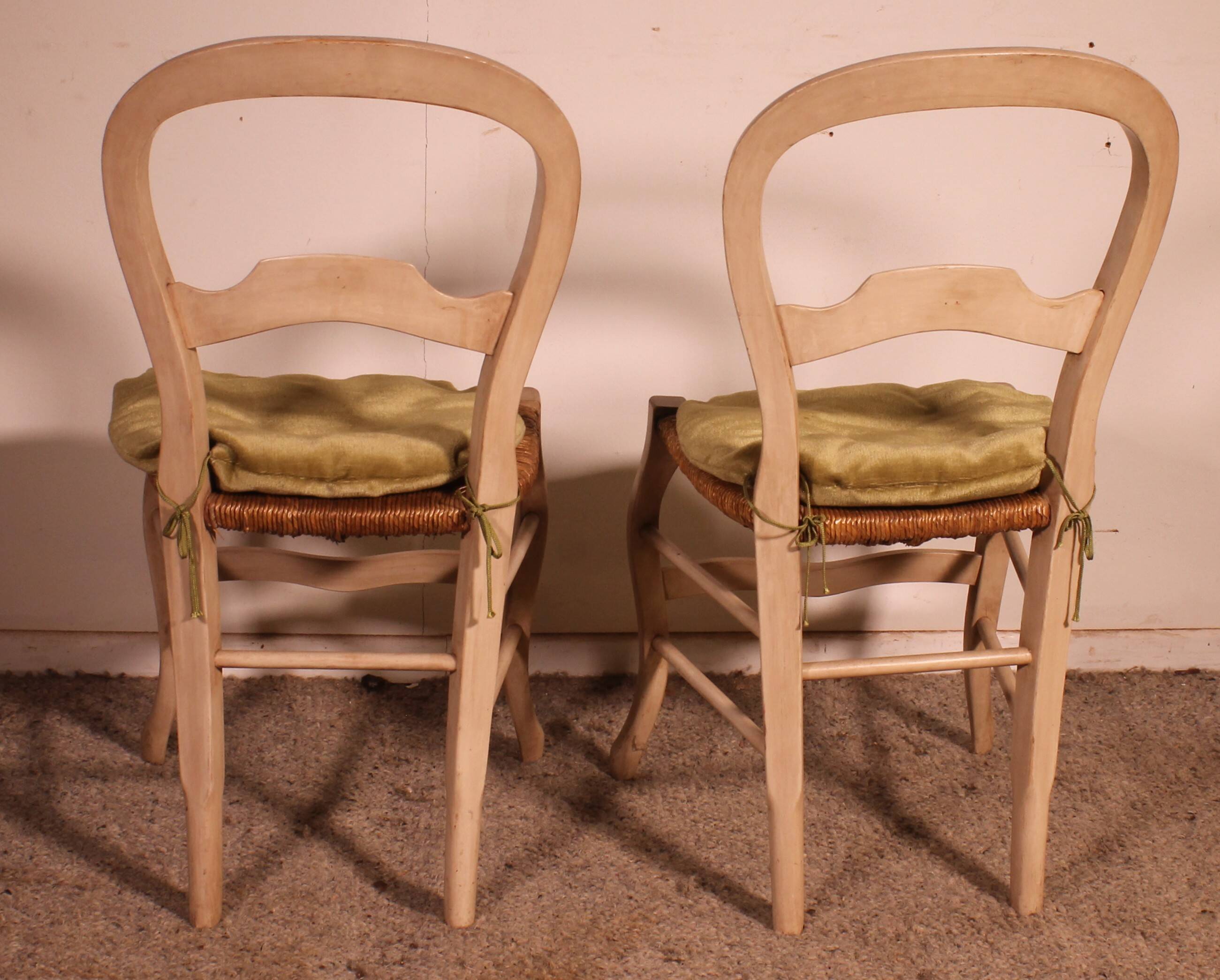 2 chaises paillées en bois polychrome