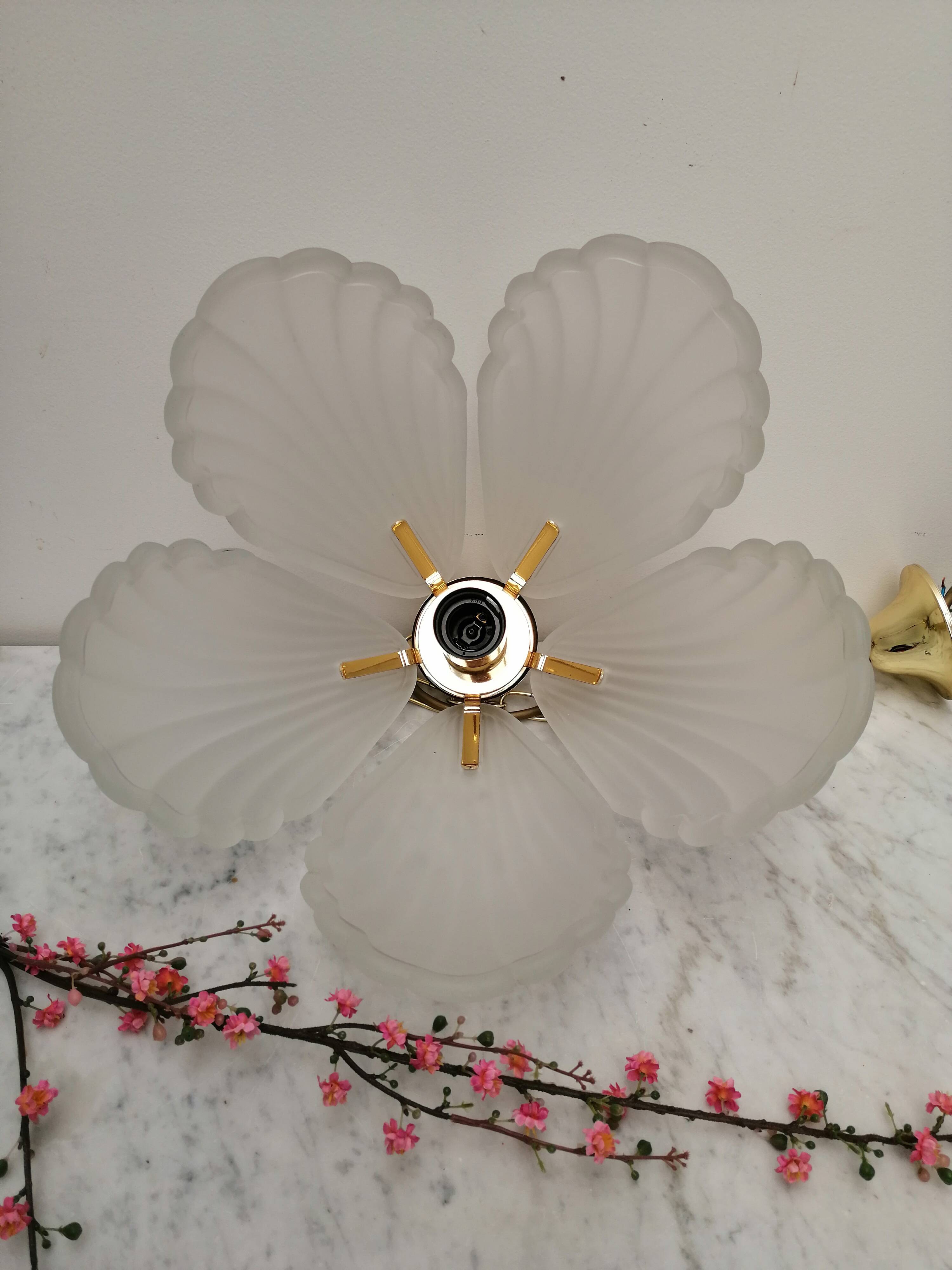 Suspension glass petals