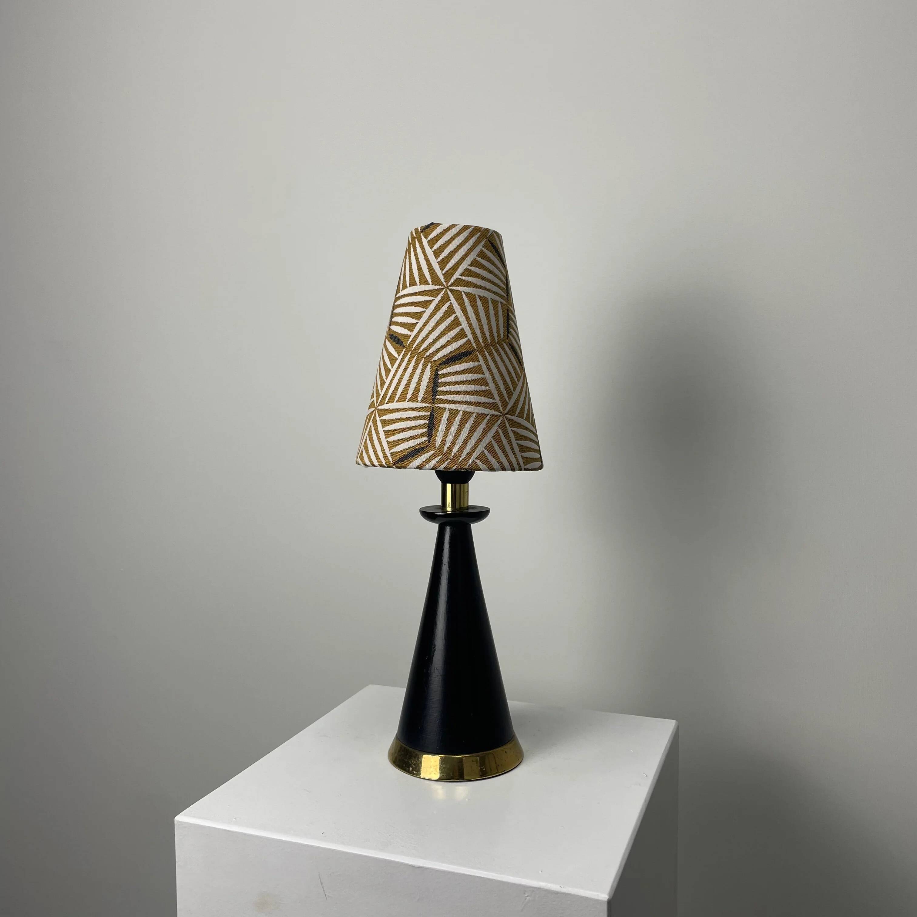 Conical table lamp in brass and wood, Italy 1960