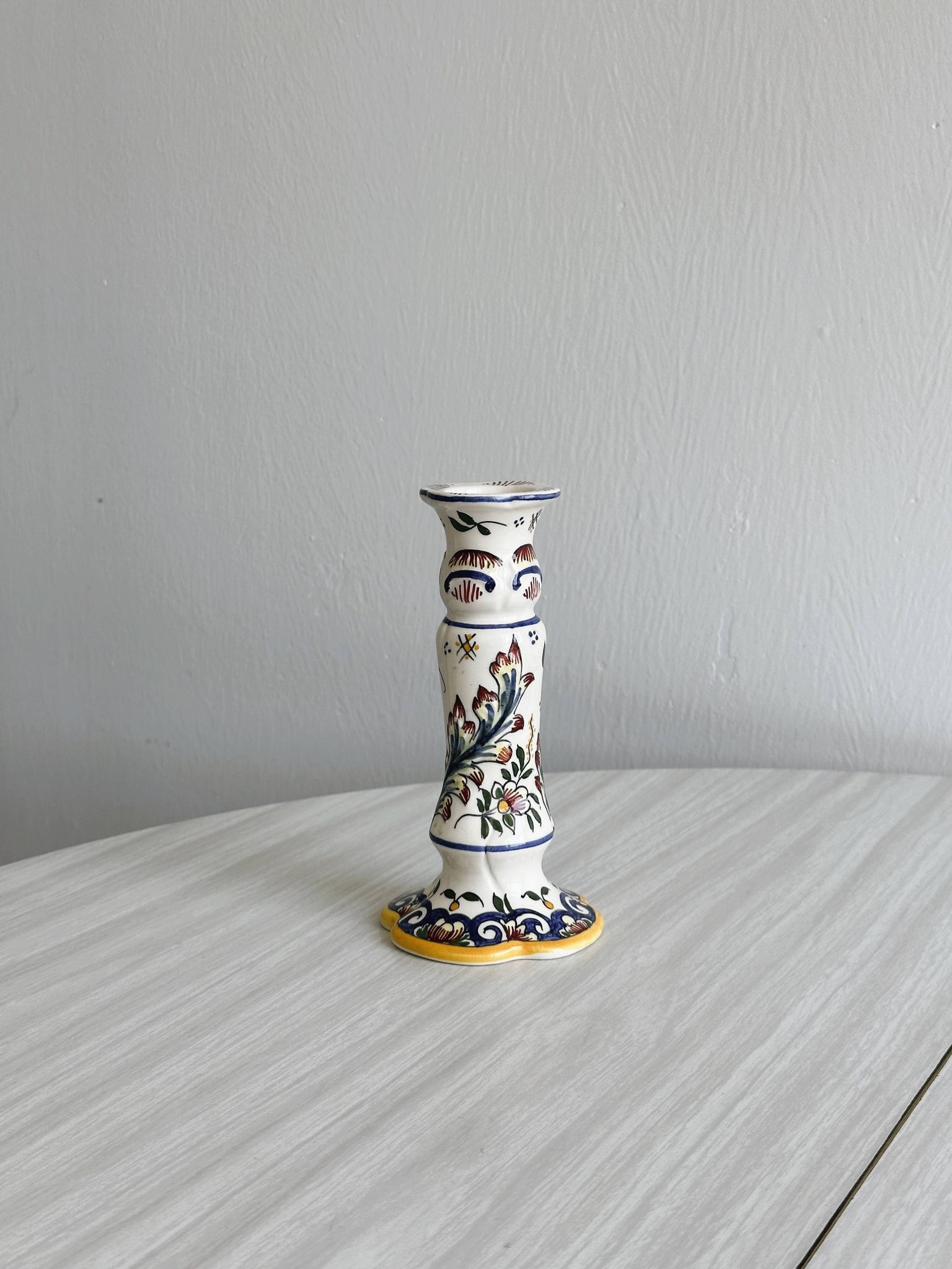 Bougeoir en faïence de Desvres, décor floral peint à la main.