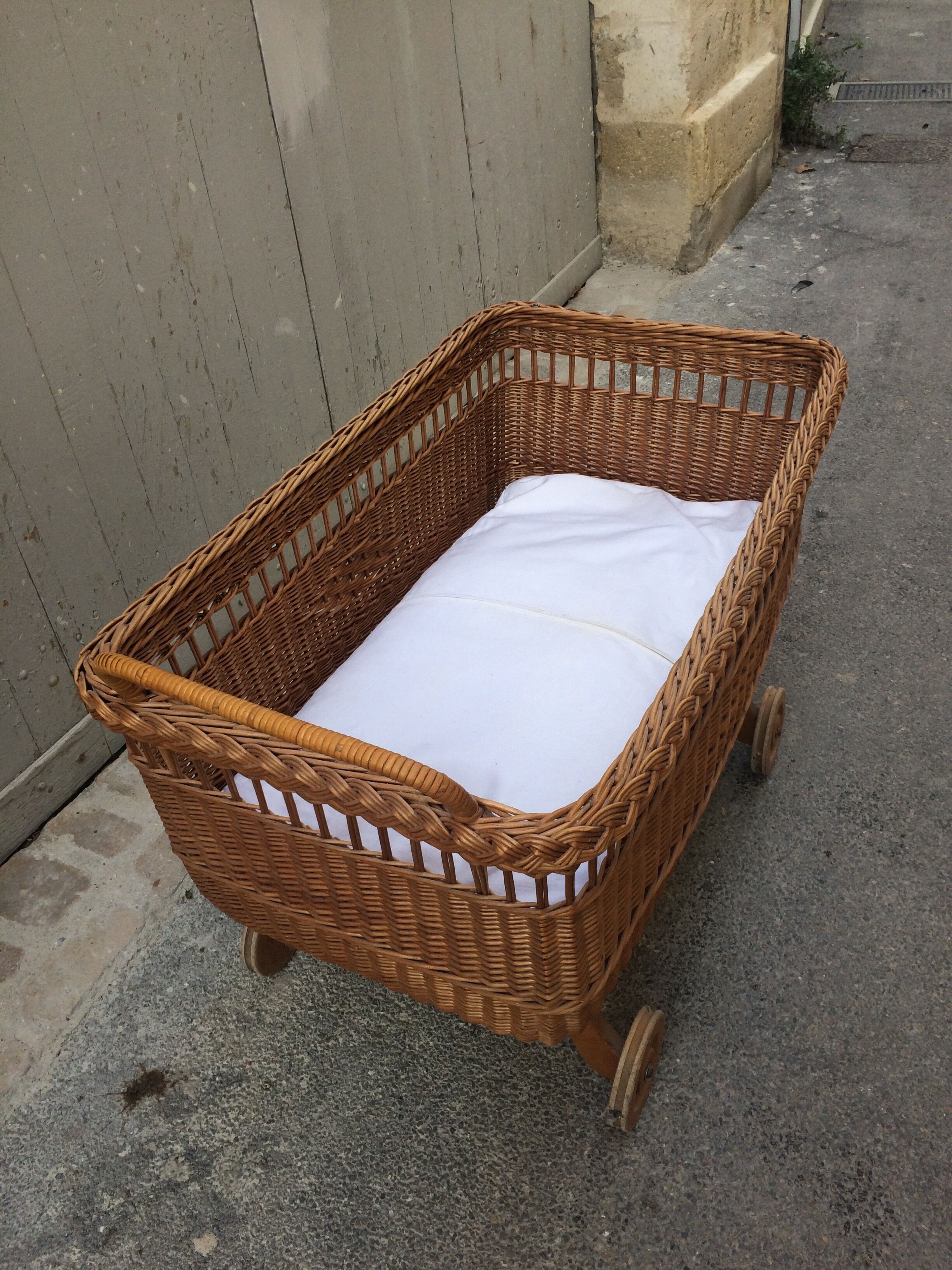 Large cradle wicker vintage organic mattress with "sound"
