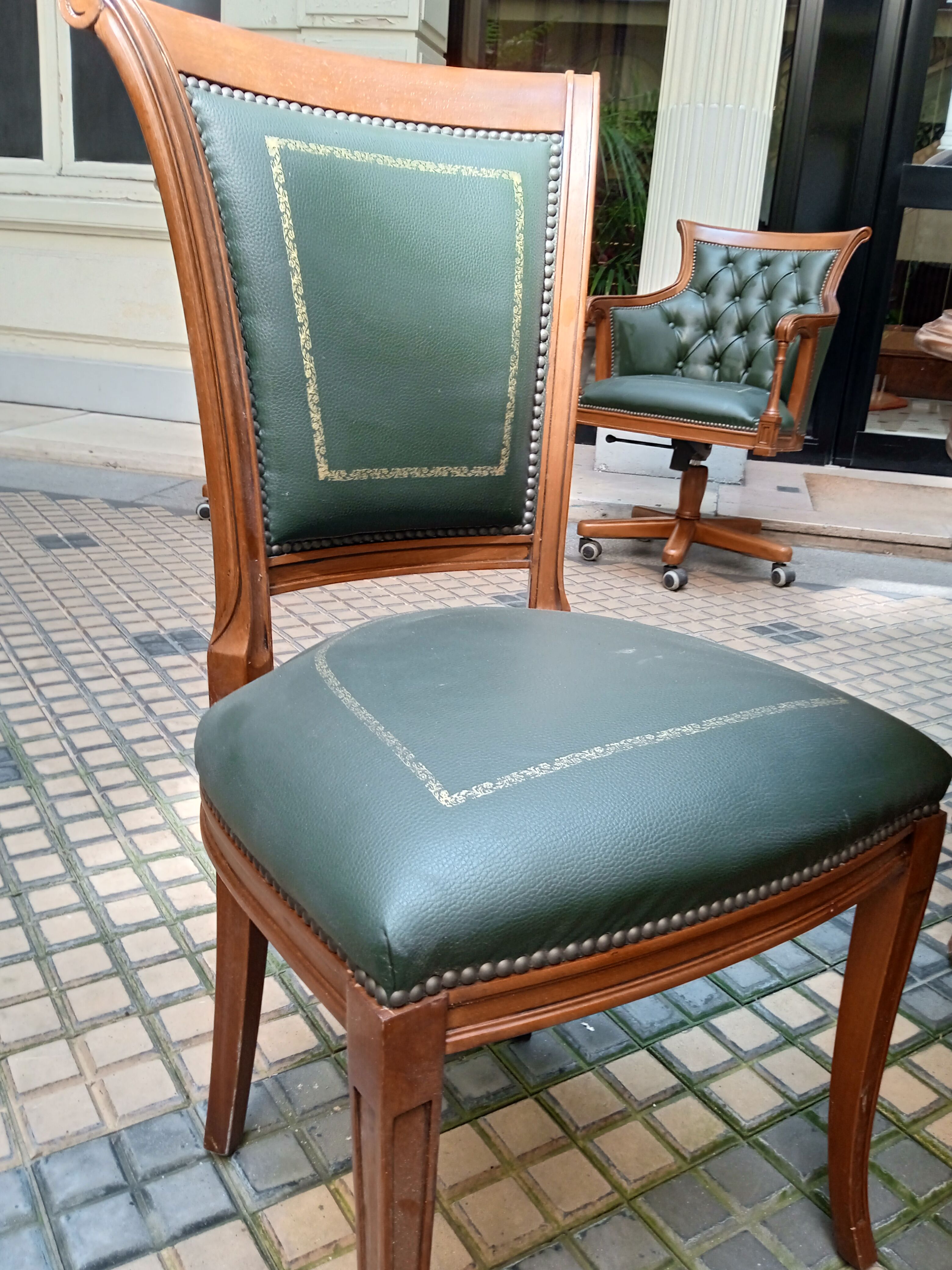 Round table type directoire green leather and its 4 chairs