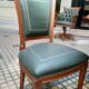 Table ronde type directoire cuir vert  et ses 4 chaises