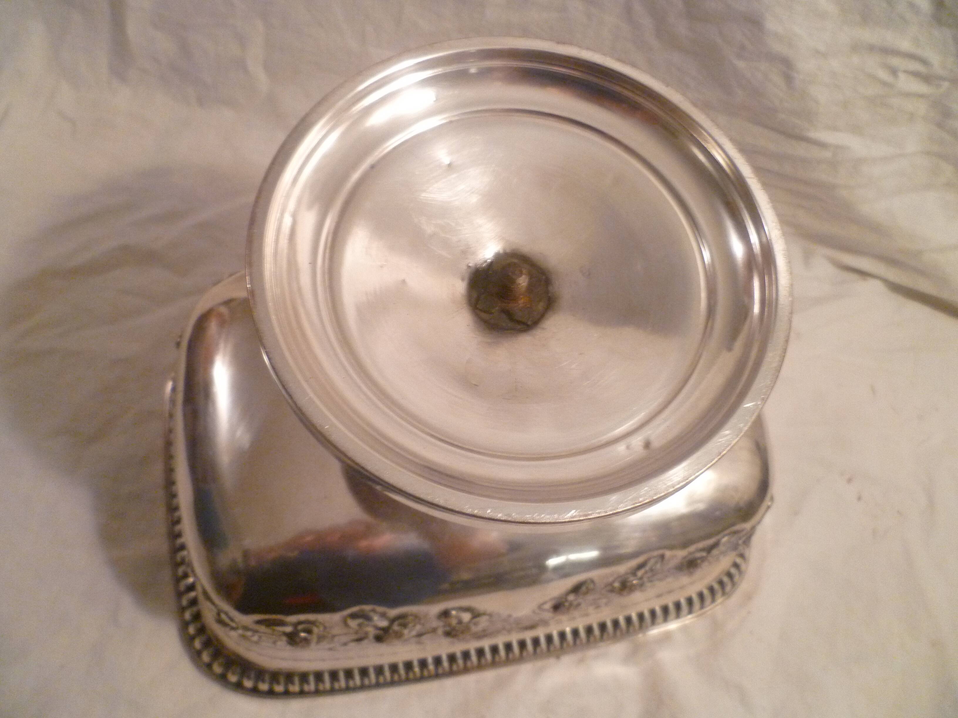 TABLECLOTH/CENTREPIECE/FOOTED METAL COOLER.