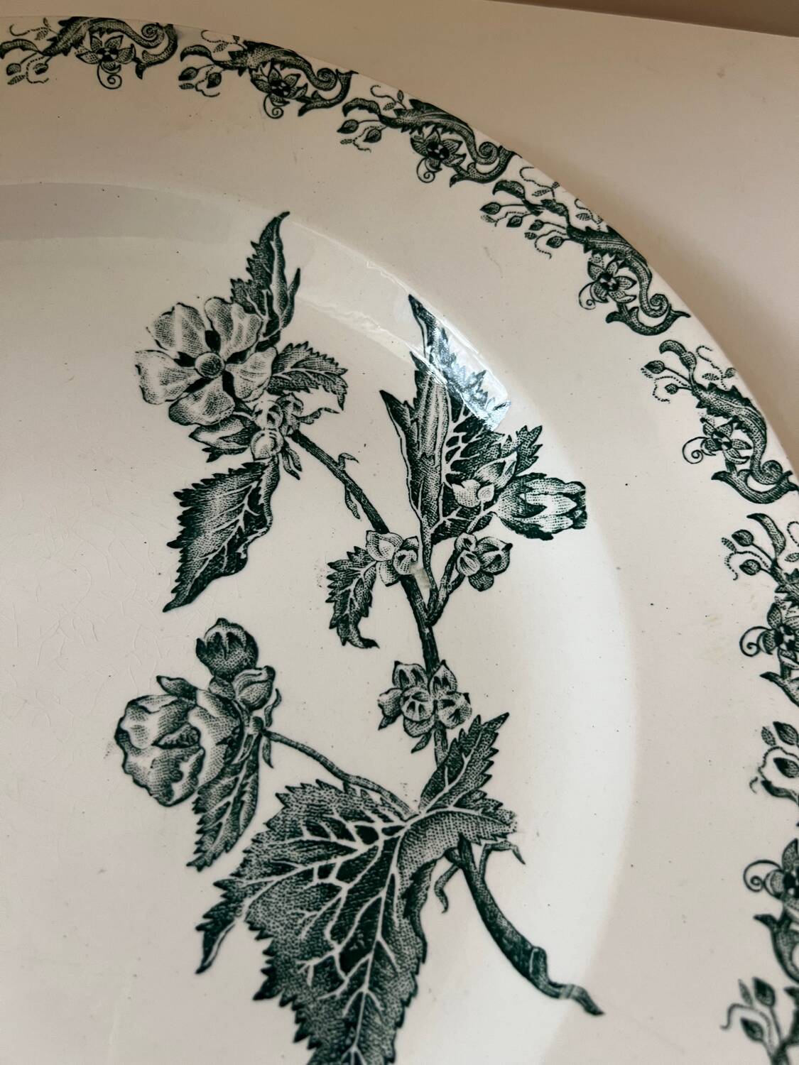 Large round serving dish Terre de Fer Richelieu St Amand