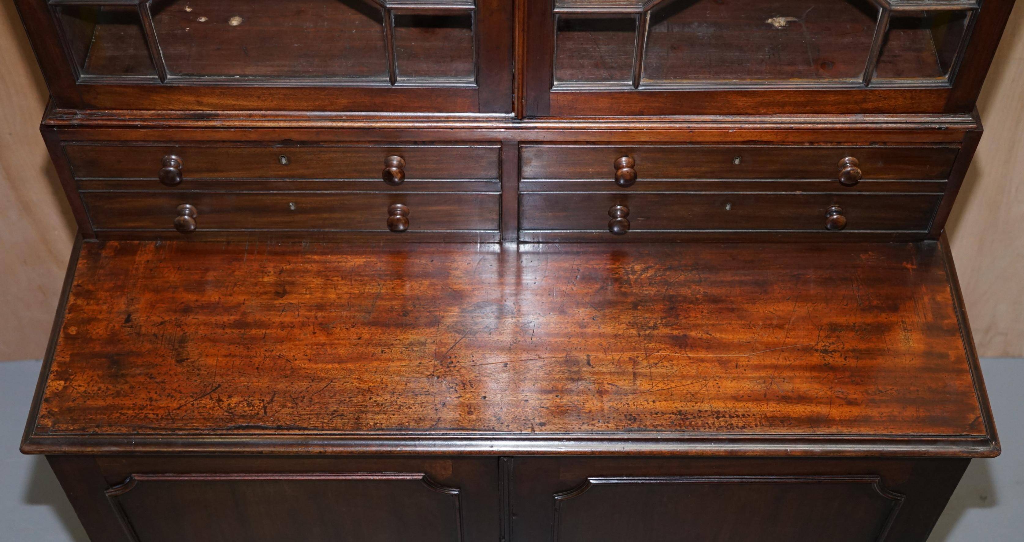 Bibliothèque George IV circa 1820 en bois dur avec tiroirs et vitrage astral