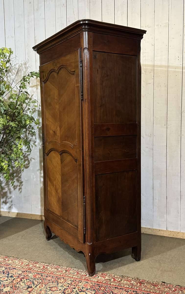 Louis XV bonnetière in cherry wood, early 19th century.