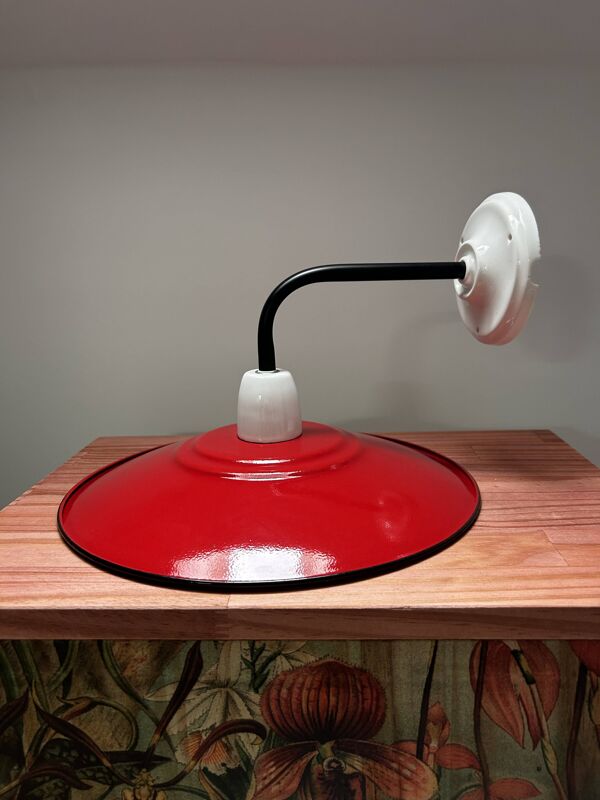 Applique murale en tôle émaillée rouge