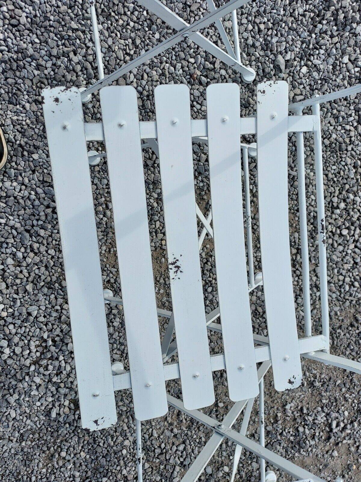 Folding garden furniture in white patinated iron