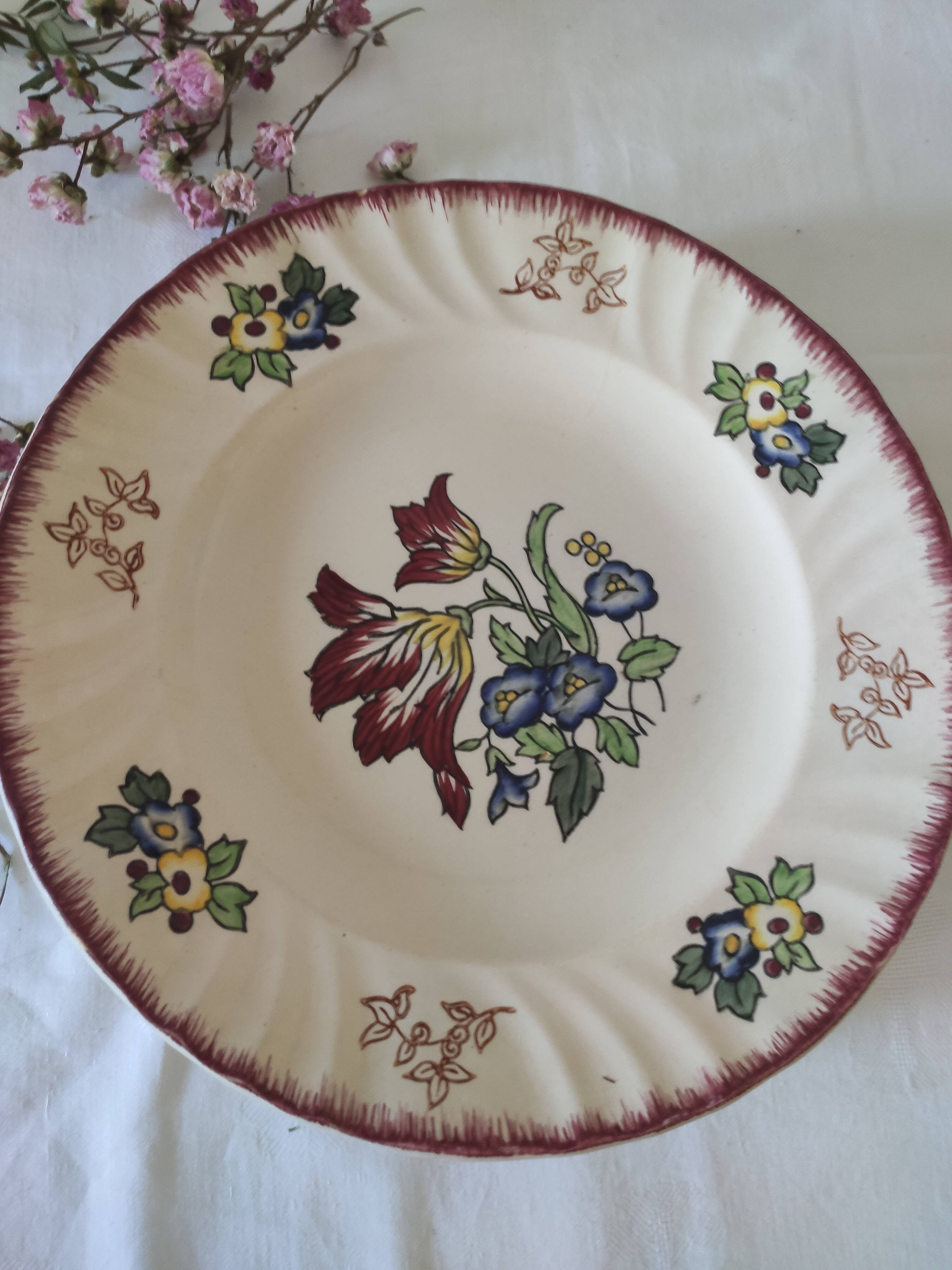 Set of 5 flat plates, signed Longwy.