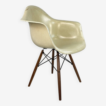 Eames Herman Miller DAW fibreglass chair in  parchment / white