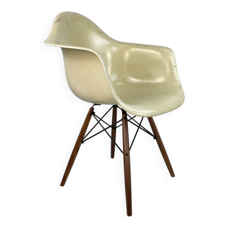 Eames Herman Miller DAW fibreglass chair in  parchment / white