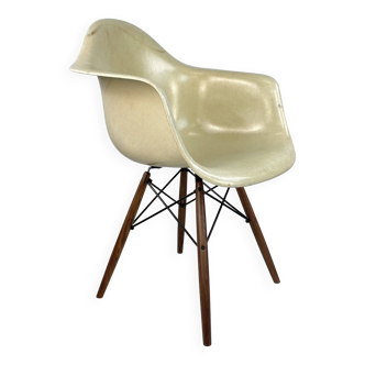 Chaise Eames Herman Miller DAW en fibre de verre parchemin / blanc