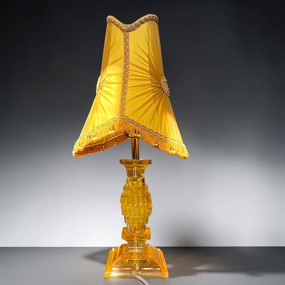Lampe de table Hollywood Regency avec base en lucite