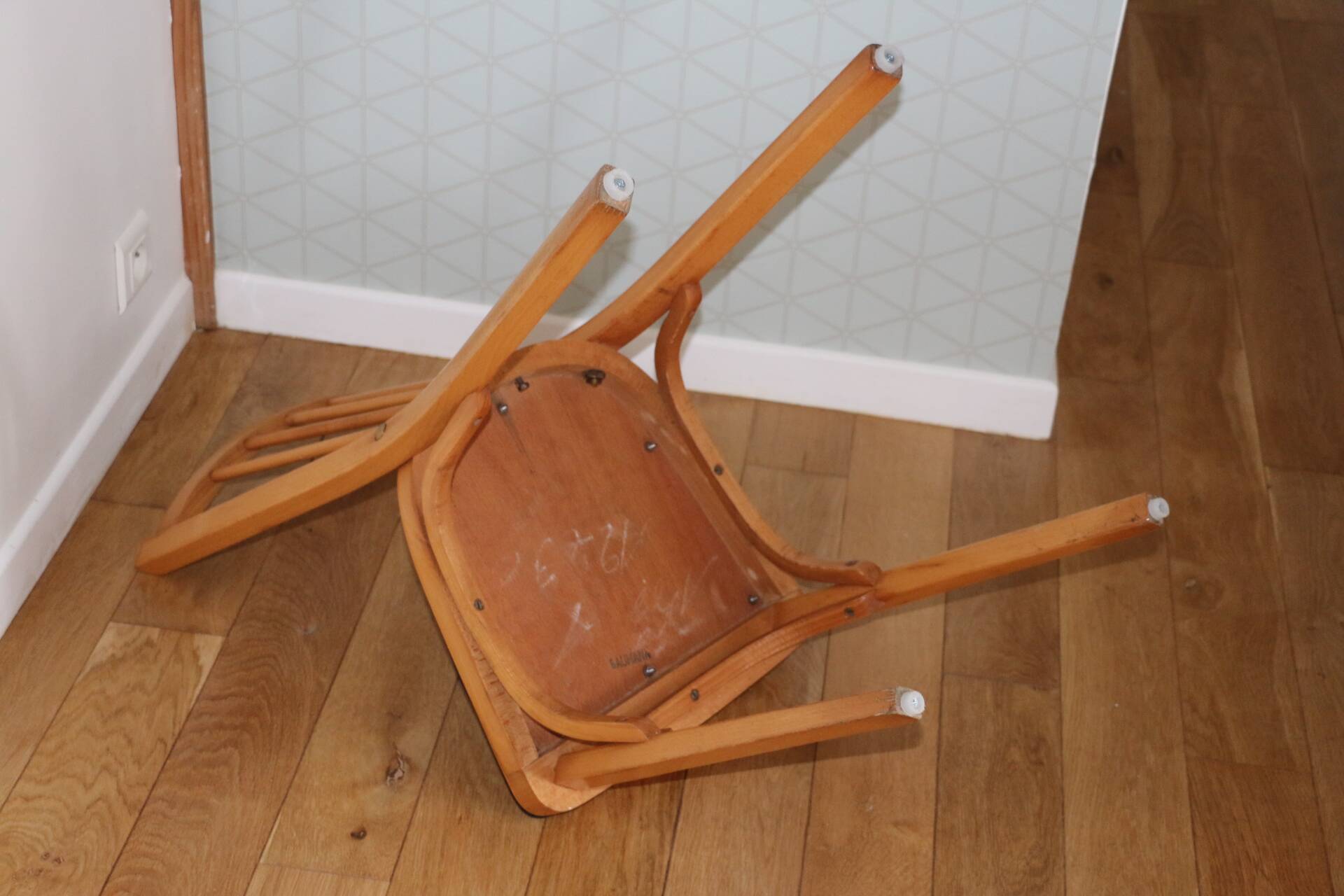 4 BAUMANN N°12 chairs in black skai and light beech