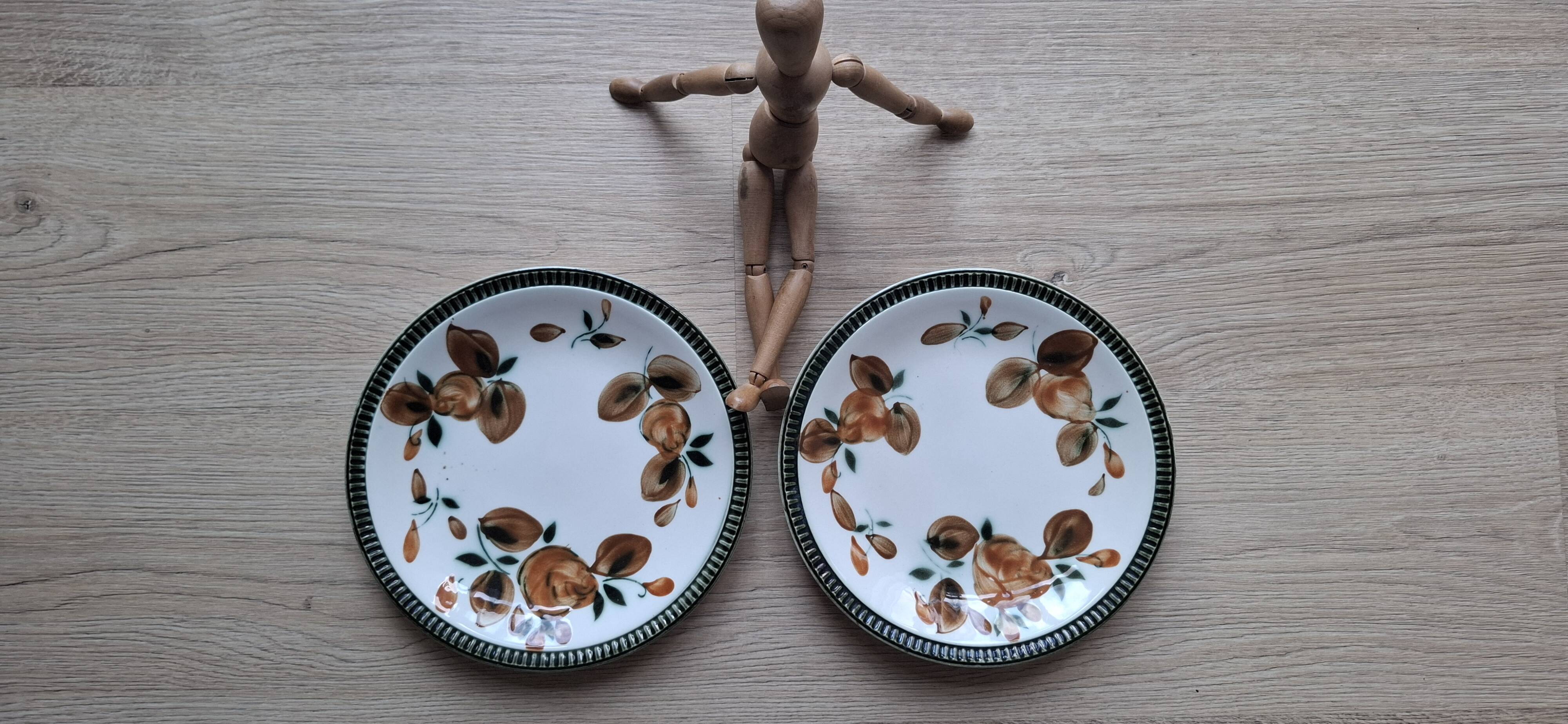 Set of 2 faux Argenteuil dinner plates