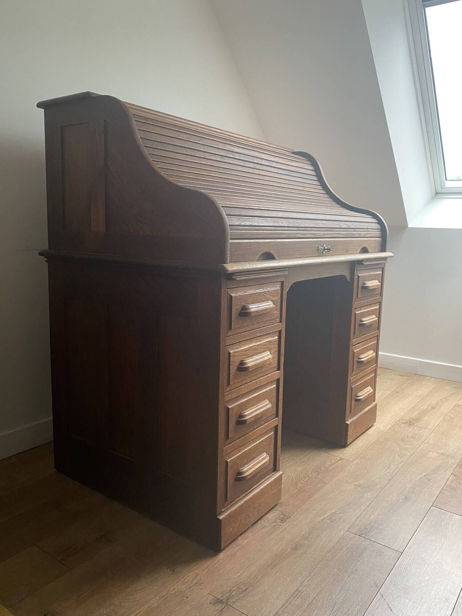 American roll-top desk in solid oak, also known as "Roll desk top".