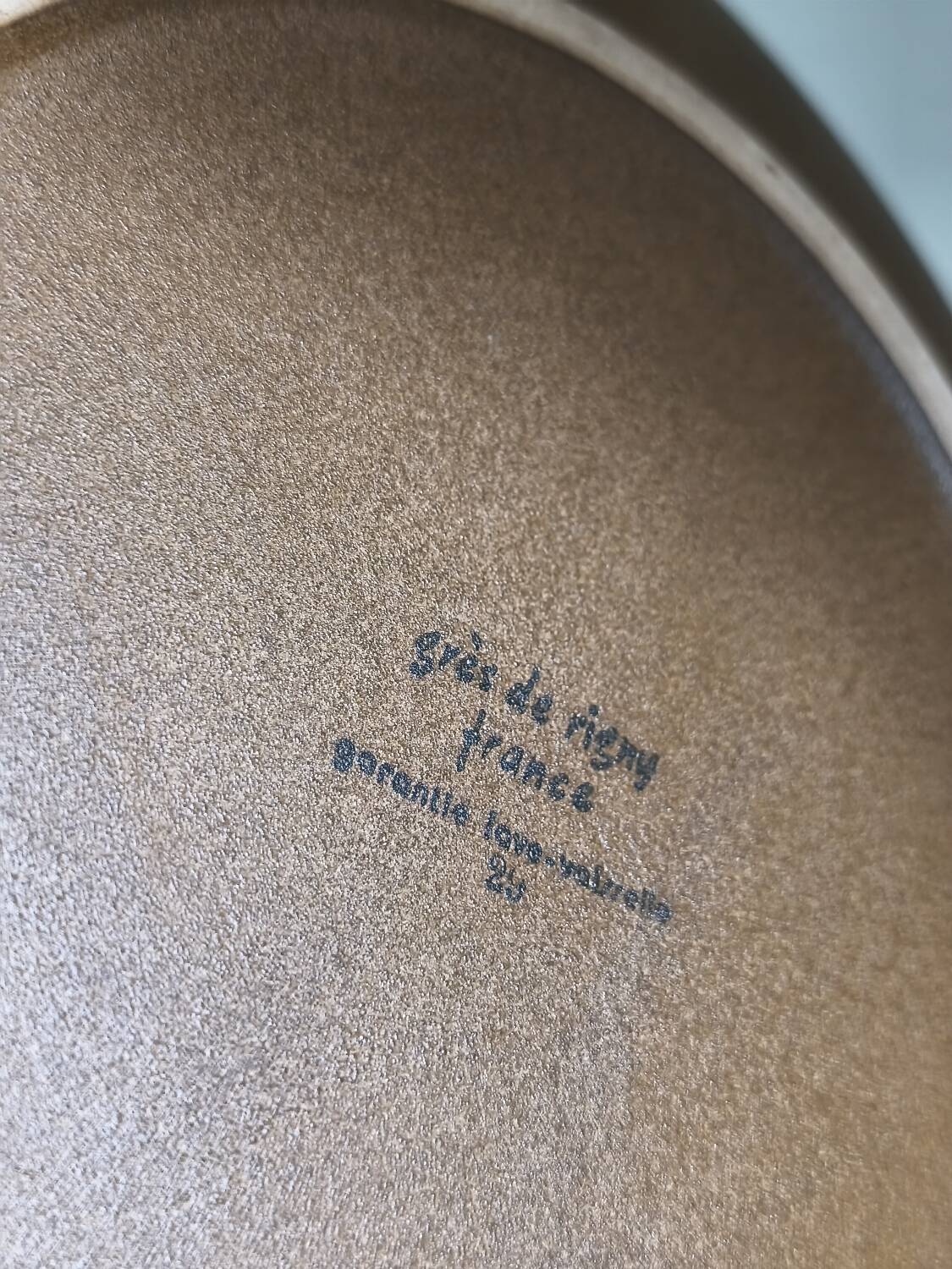Stoneware presentation plate