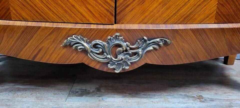Bibliothéque galbée style Louis XV en bois de rose et marquéterie 1950