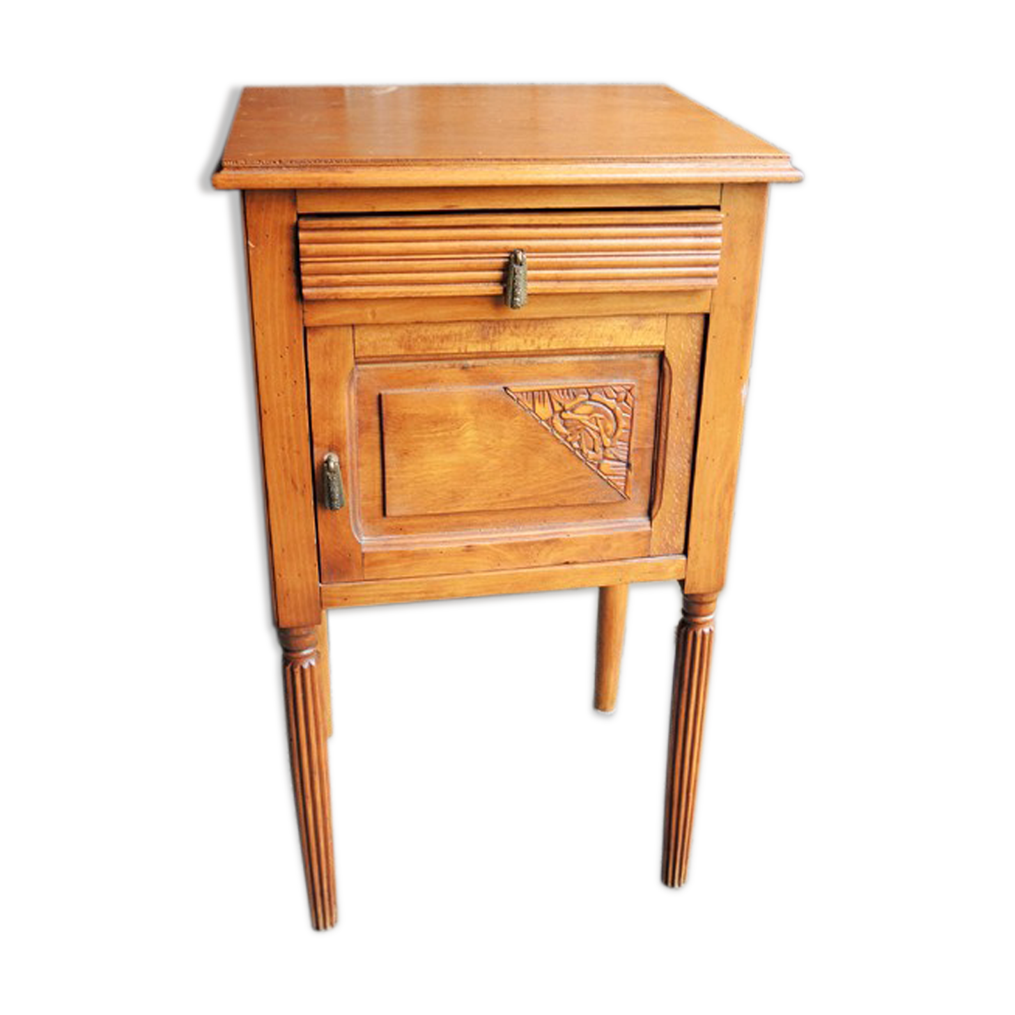 Ancienne table de chevet en bois sculpté
