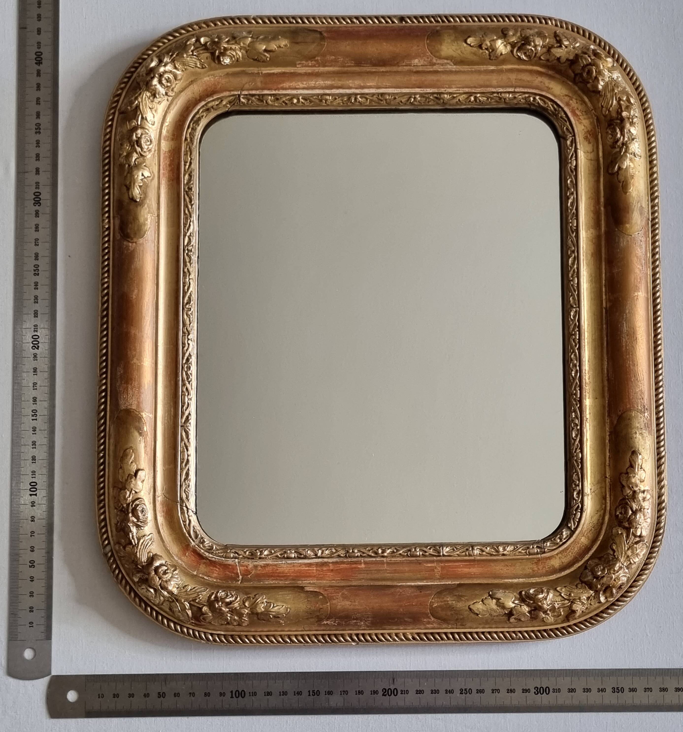Miroir Louis-Philippe en bois et stuc doré à décor floral, XIXe, 43 x 38 cm