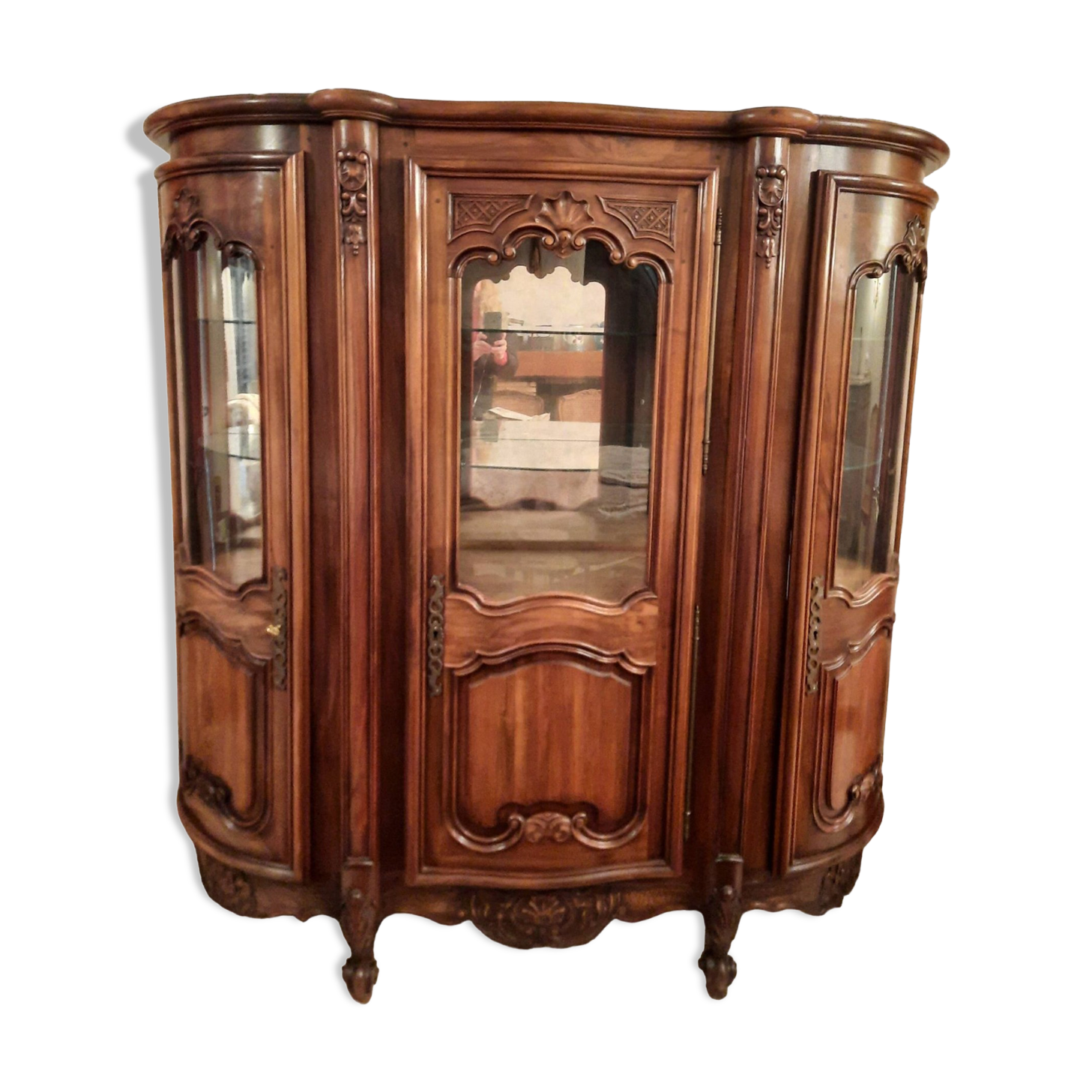 Argentier trois portes dont 2 arrondies, style régence.
