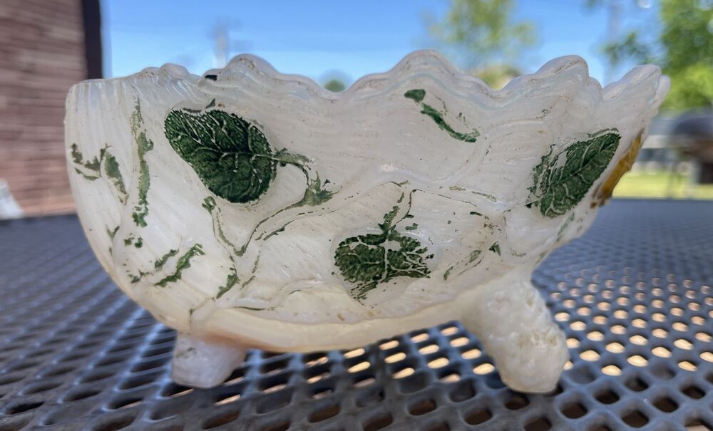 Vide-poche en forme de coquillage en opaline blanche decor feuillage vert