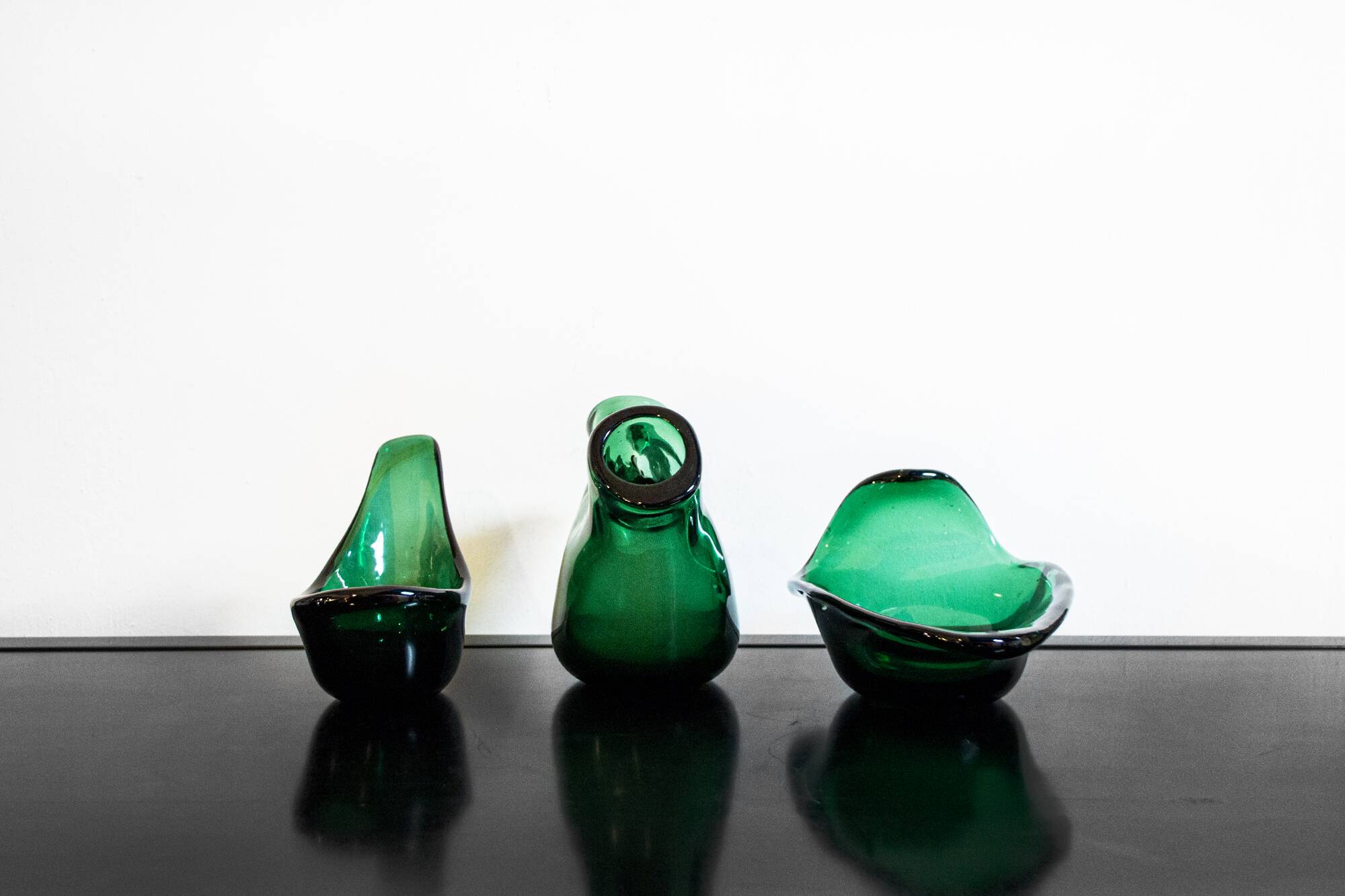 Tre vasi scultorei in vetro verde di Empoli, Italia Anni '60