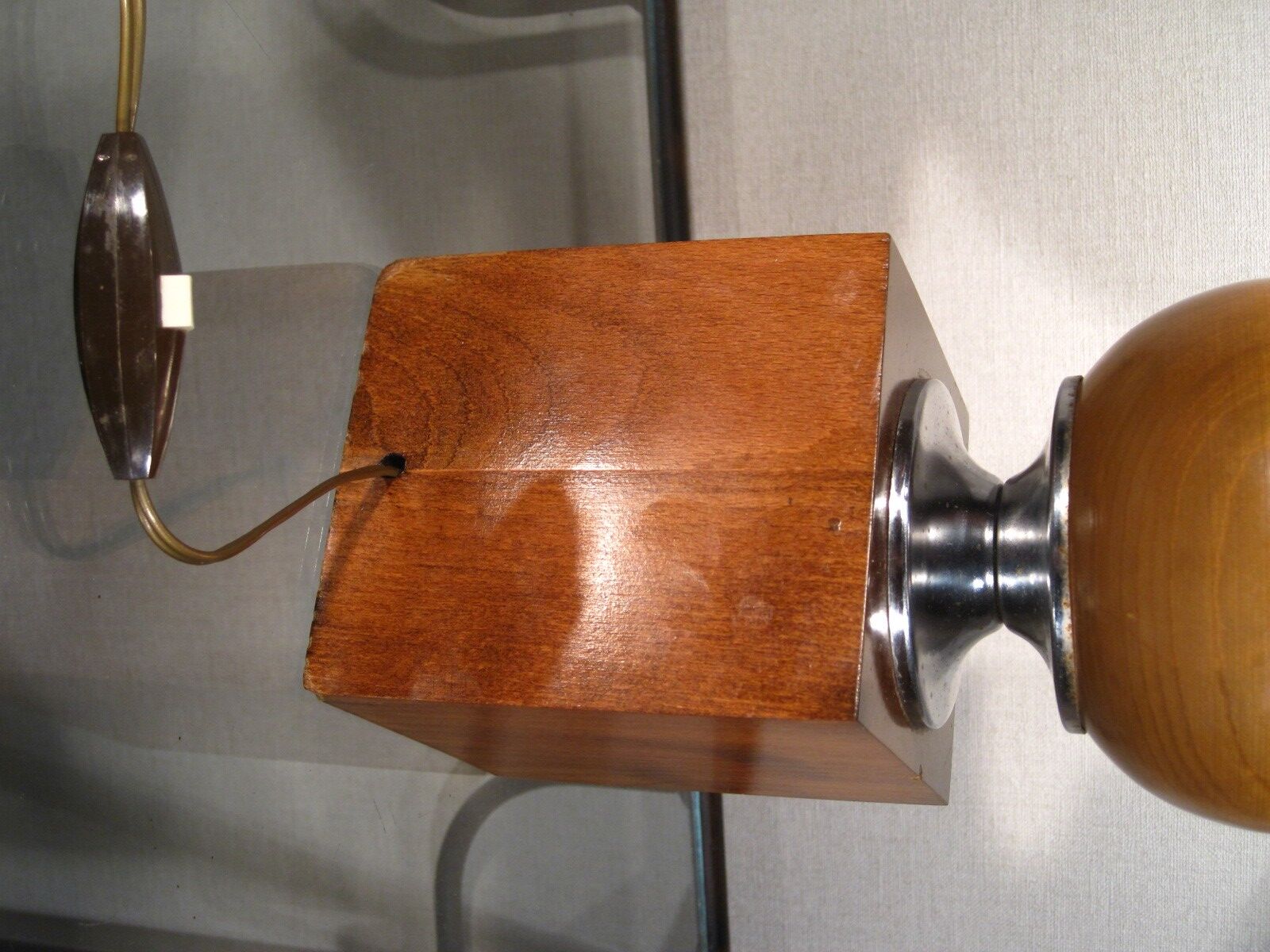 Pied de lampe moderniste Philippe Barbier en bois et métal chromé XX ème
