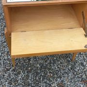 Vintage pair of bedside tables from the 1950s in sycamore and a mirror.
