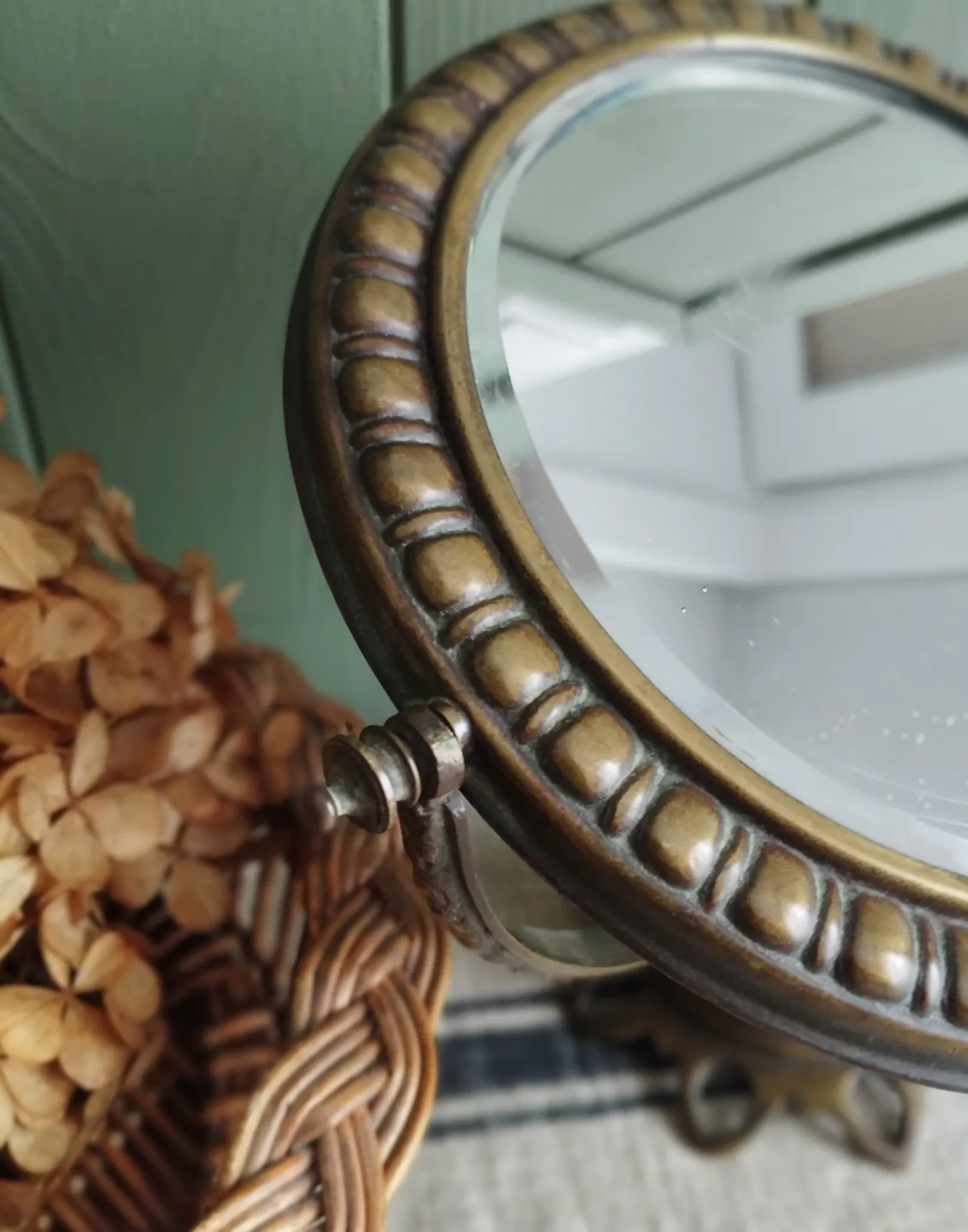 Small tabletop psyché mirror in brass