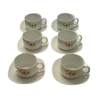 Set composé  de 7 tasses et 7 sous tasses. Porcelaine. .vintage