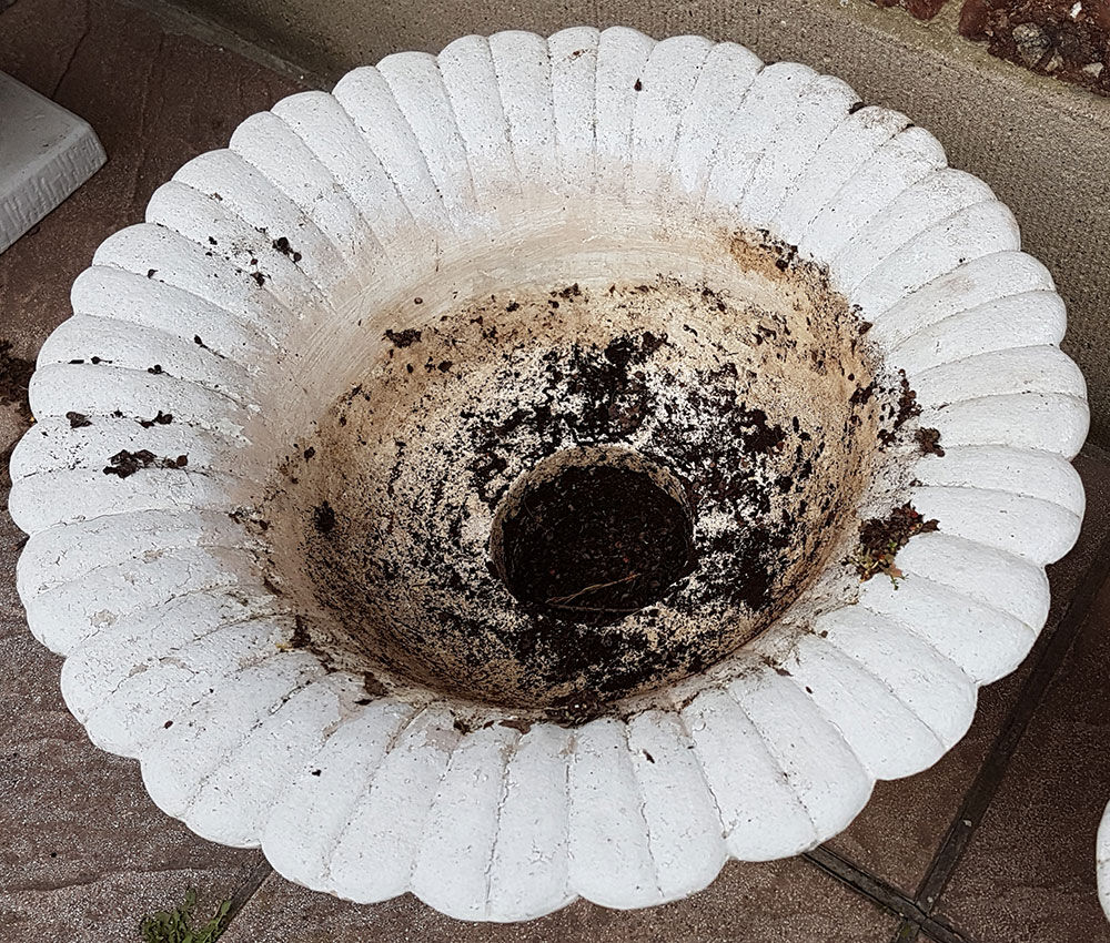 Old set of 2 flower pots in beton