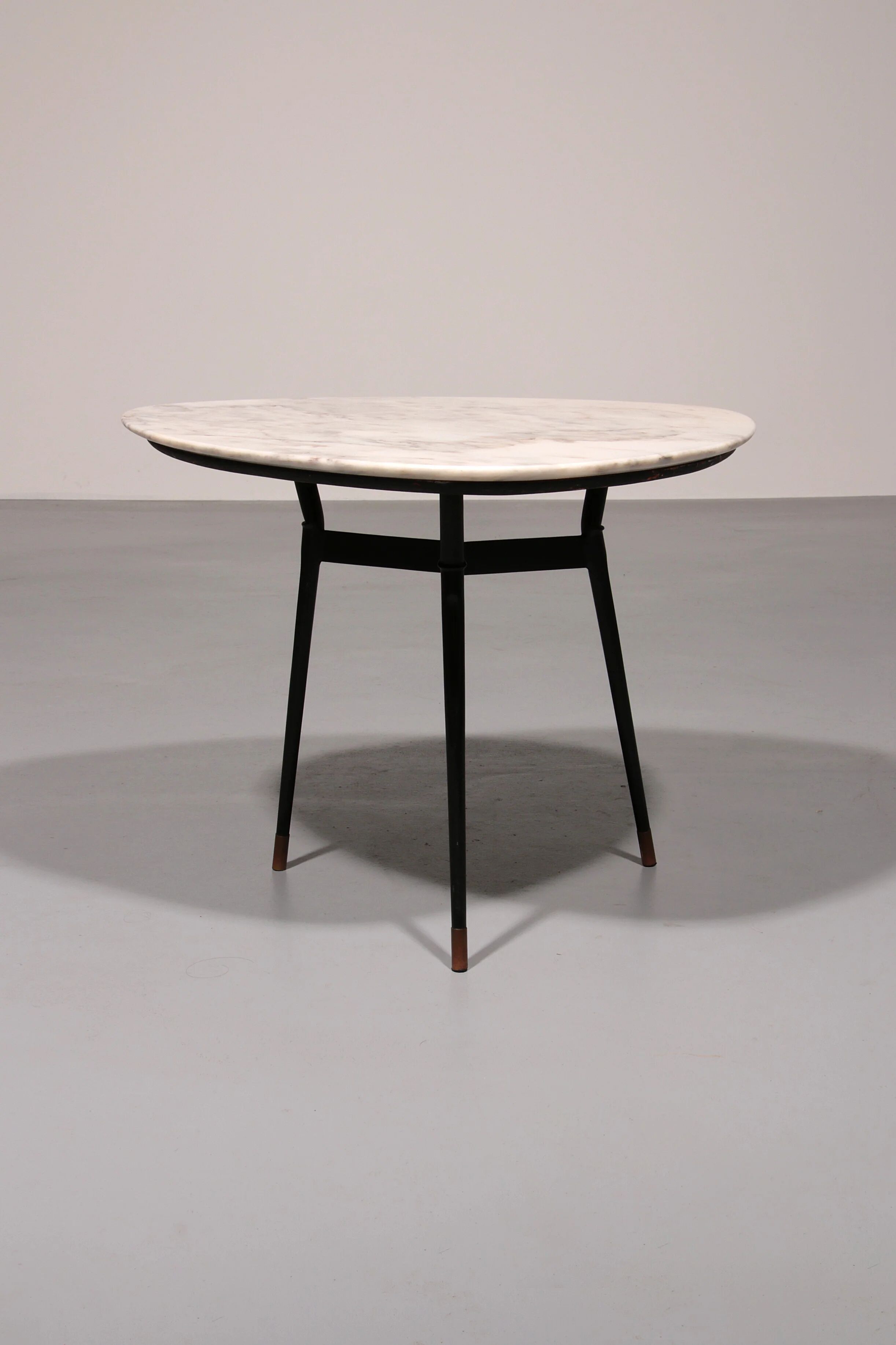 Elegant marble and brass accent table – chic small coffee or side table