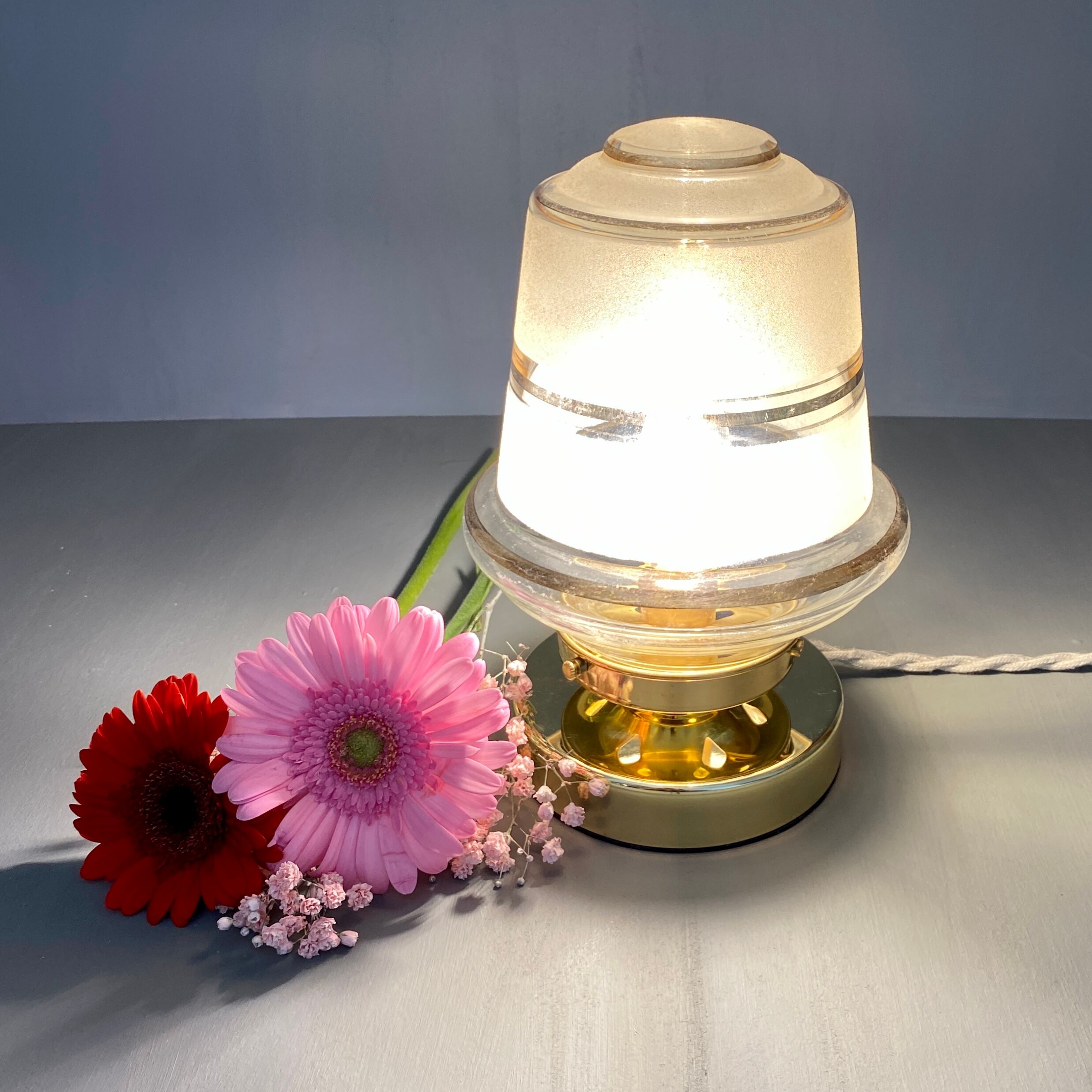 Vintage globe table lamp in white and gold frosted glass