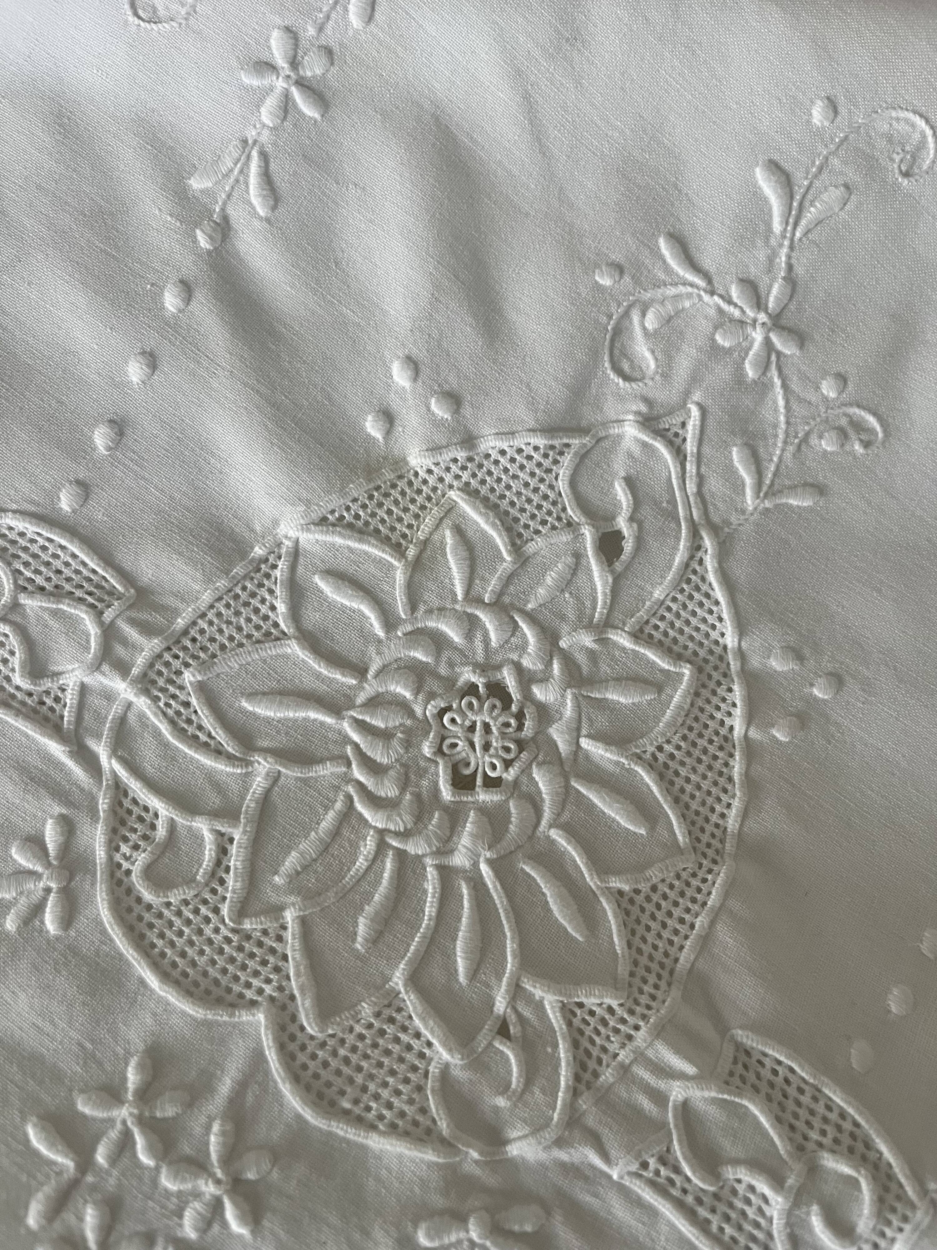 Round embroidered tablecloth with 6 napkins.