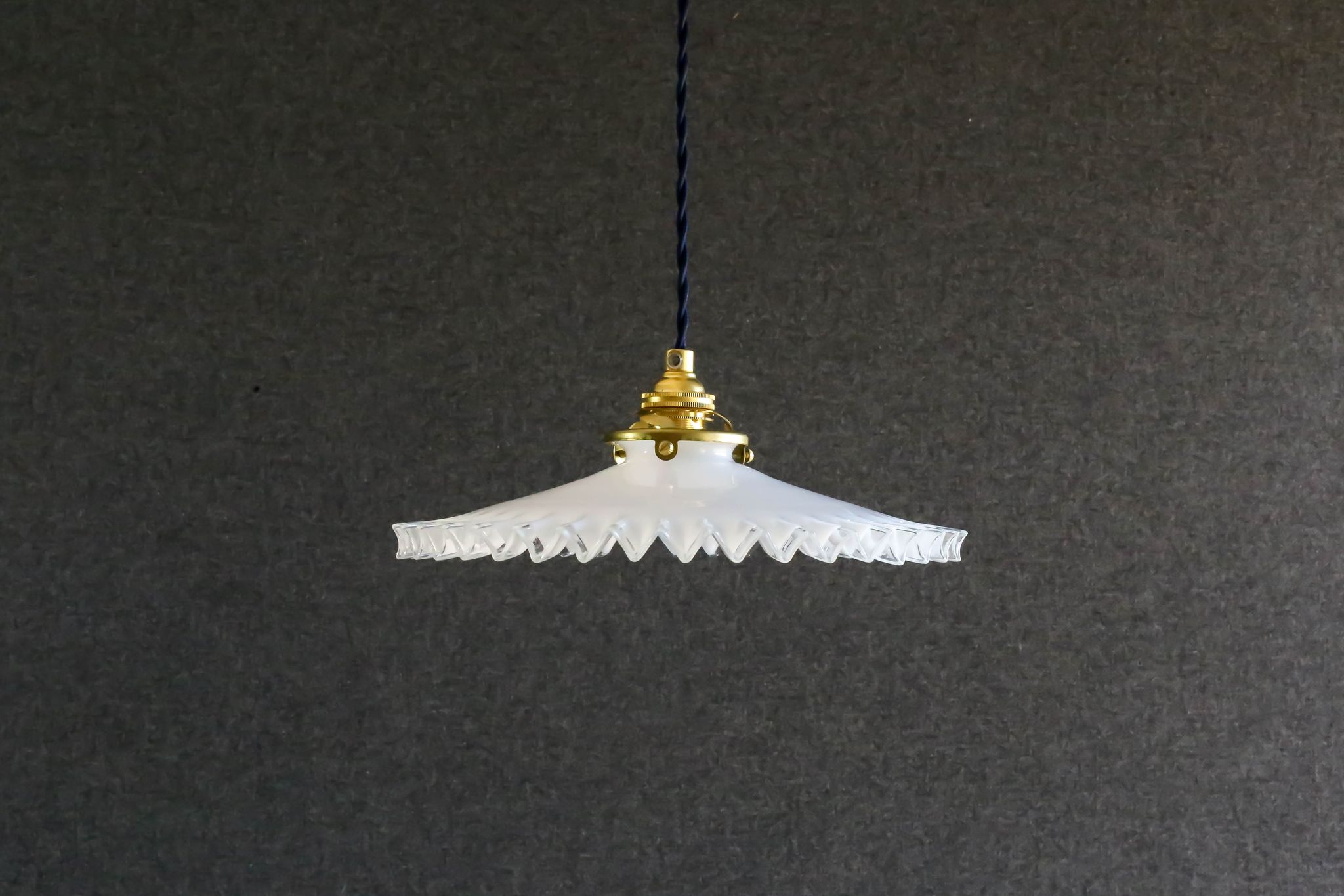 Suspension in white opaline crenellated edges with new cable and new brass socket