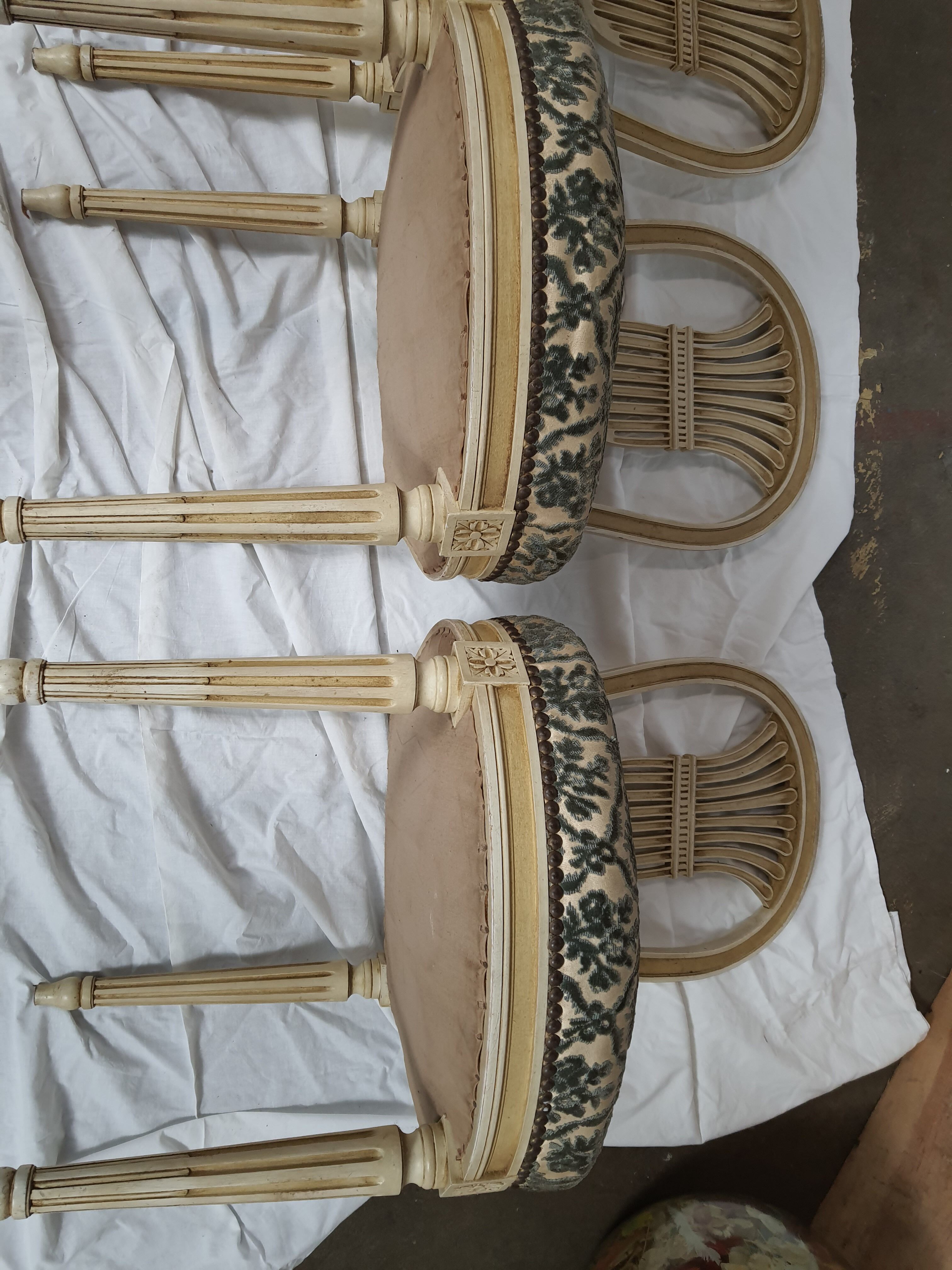 5 chaises en bois laqué blanc style Louis XVI