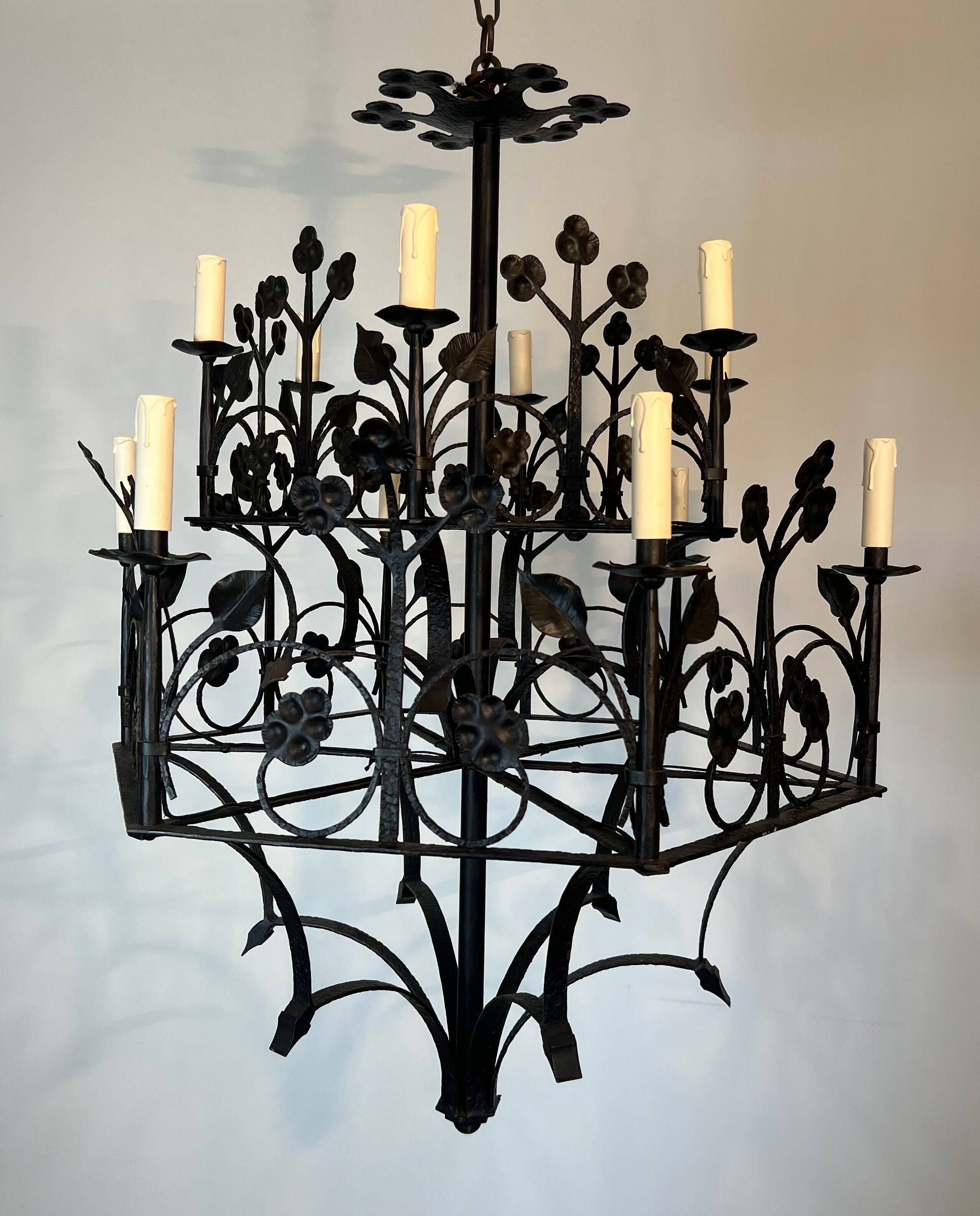 Lustre with 12 lights in wrought iron decorated with clovers and foliage.