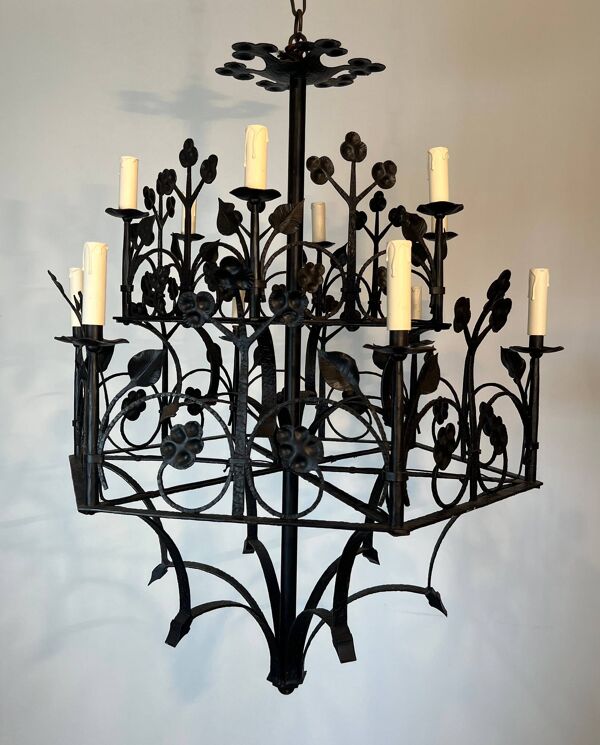 Lustre 12 lumières en fer forgé à décor de trèfles et feuillages