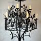 Lustre 12 lumières en fer forgé à décor de trèfles et feuillages