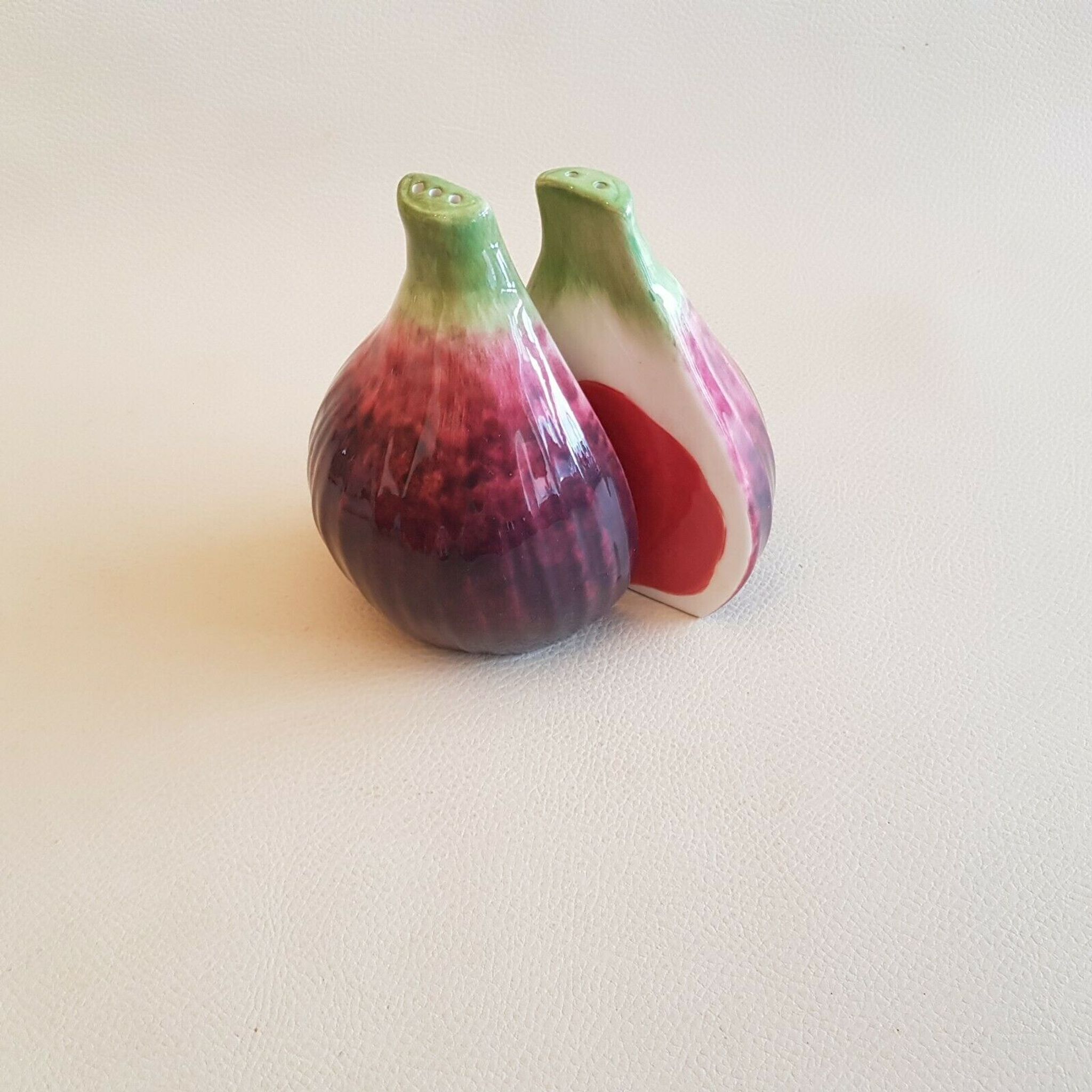 Large salt and pepper porcelain in the shape of a fig